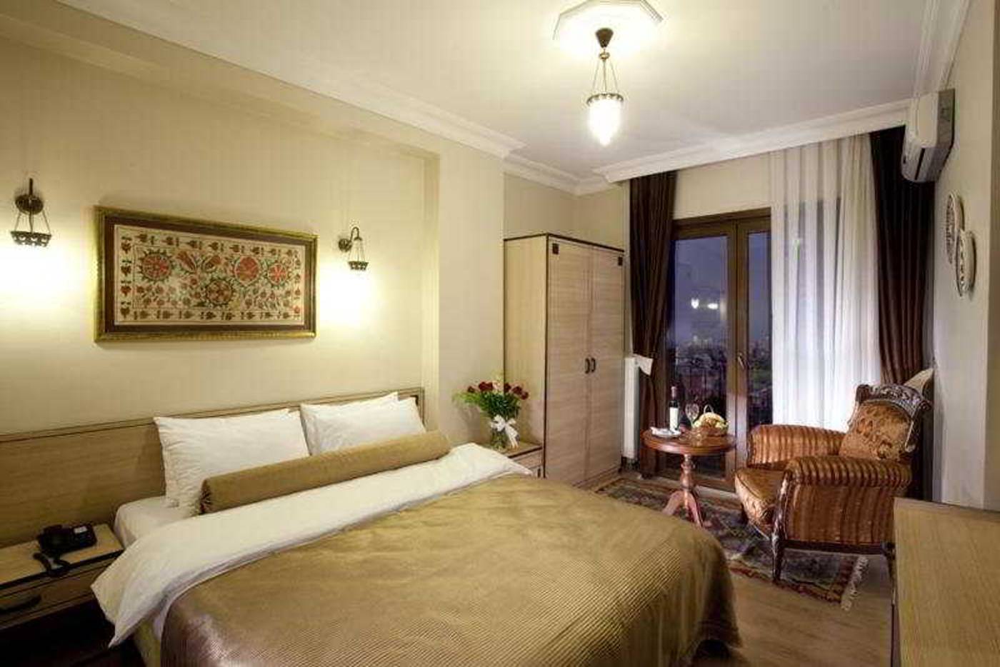 Art-City-Hotel-Room-10