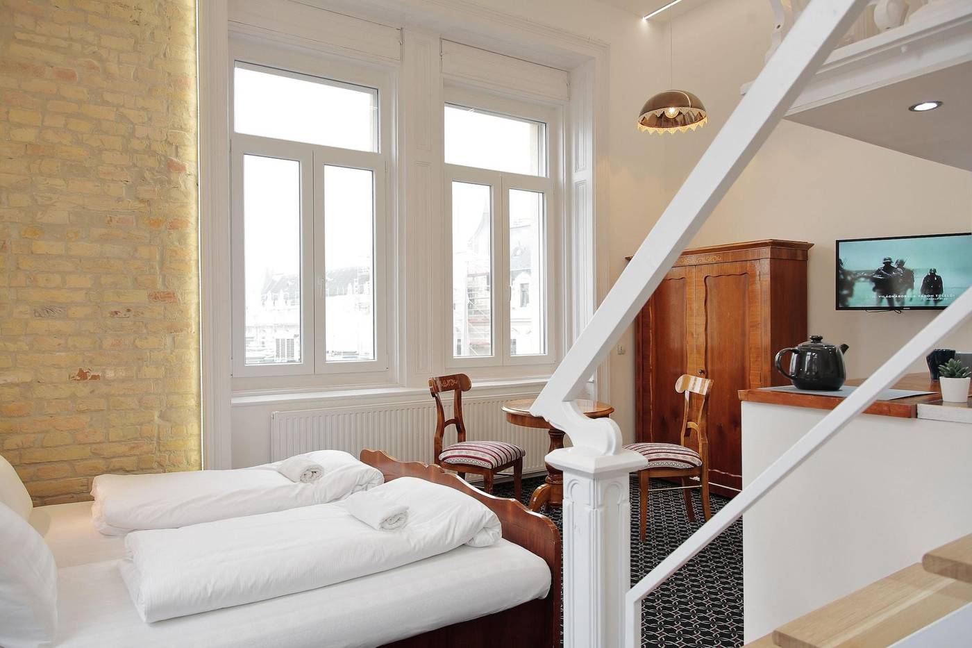 Maverick-Apartments---Vintage-Doubles-Room-9