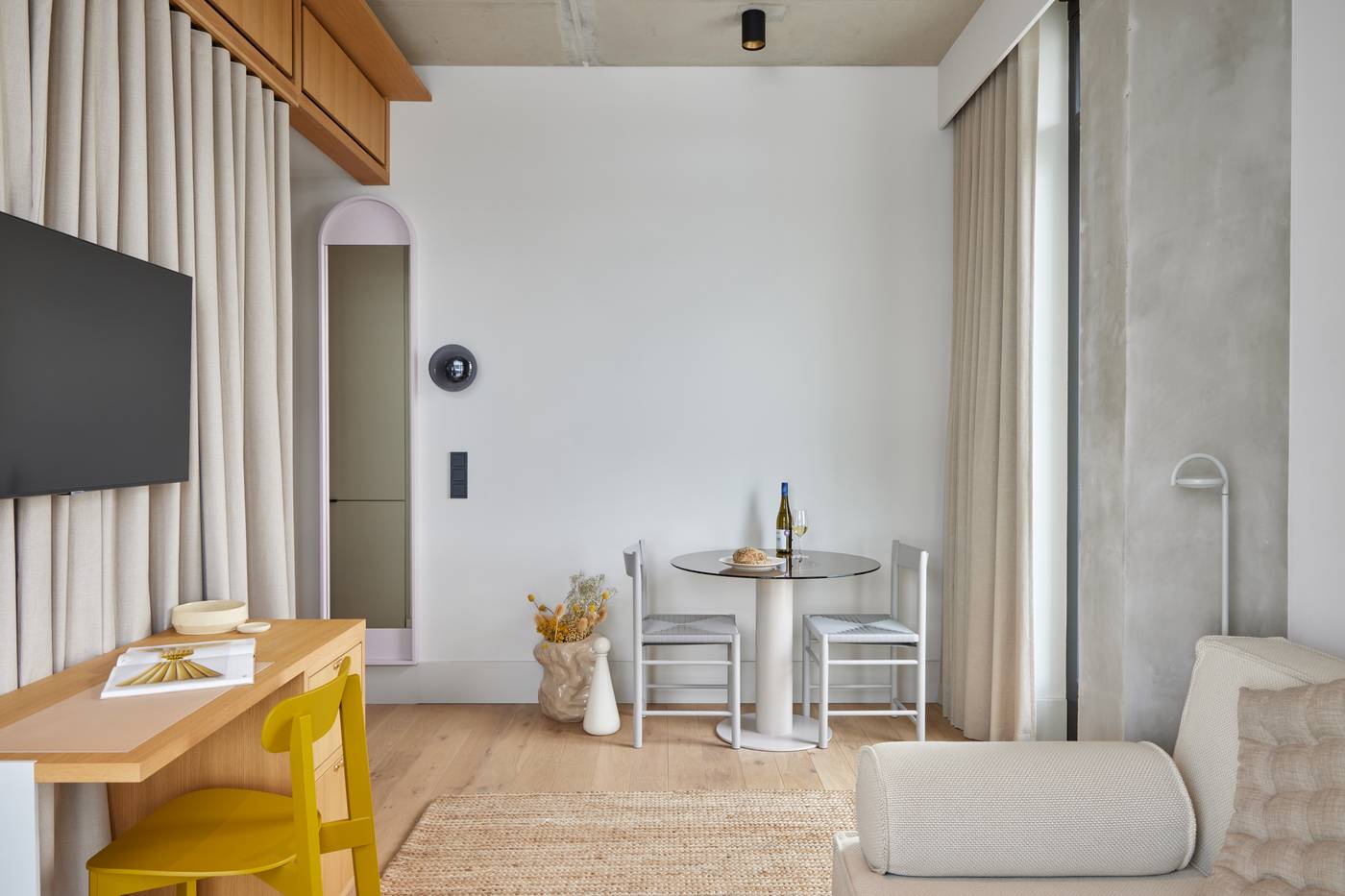 Locke-at-East-Side-Gallery--Friedrichshain-Room-22