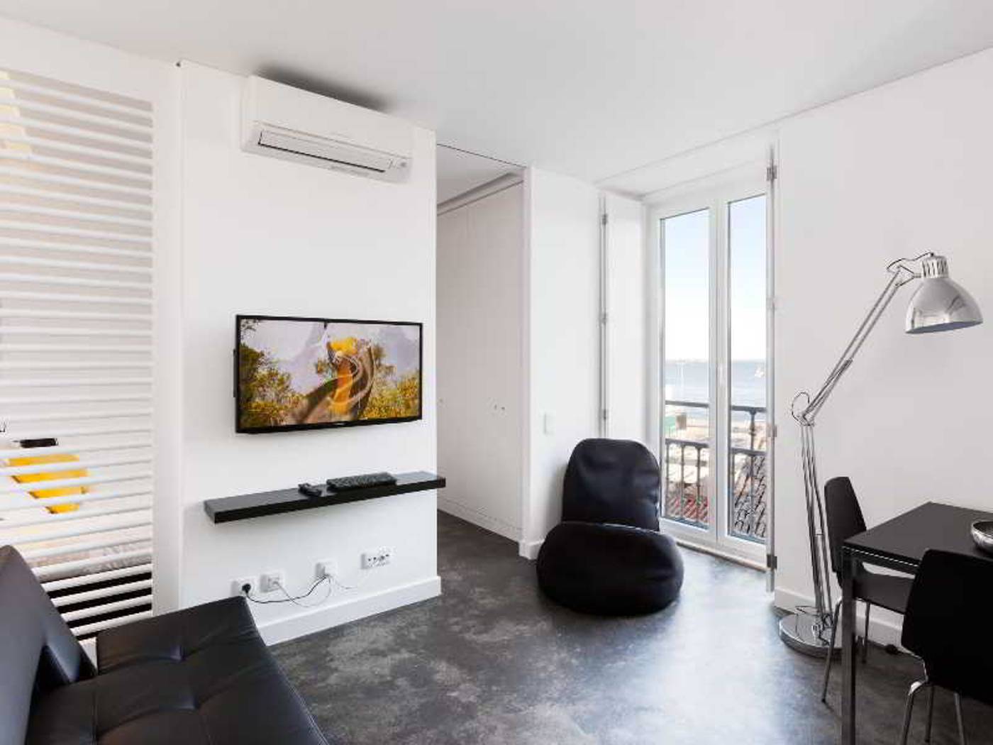 Hello-Lisbon-Santa-Apolonia-Apartments-Room-17