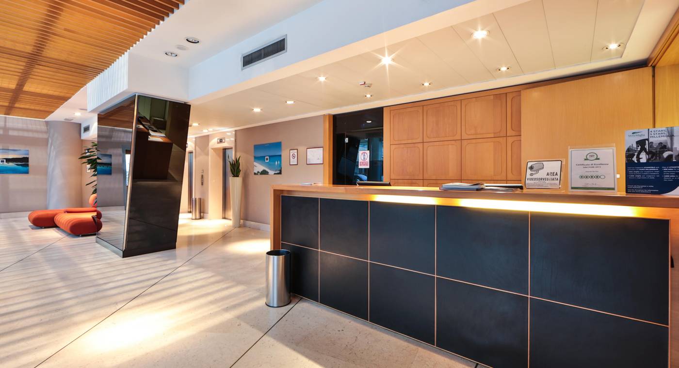 Unahotels-The-One-Milano-Lobby-12