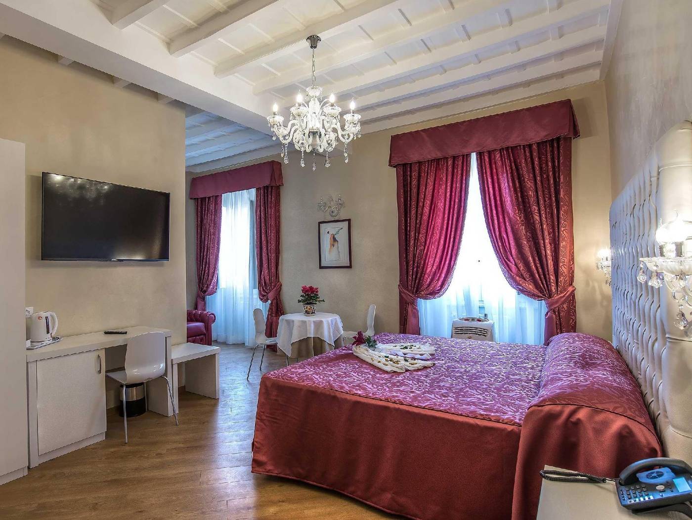 Trevi-Rome-Suite-Room-15