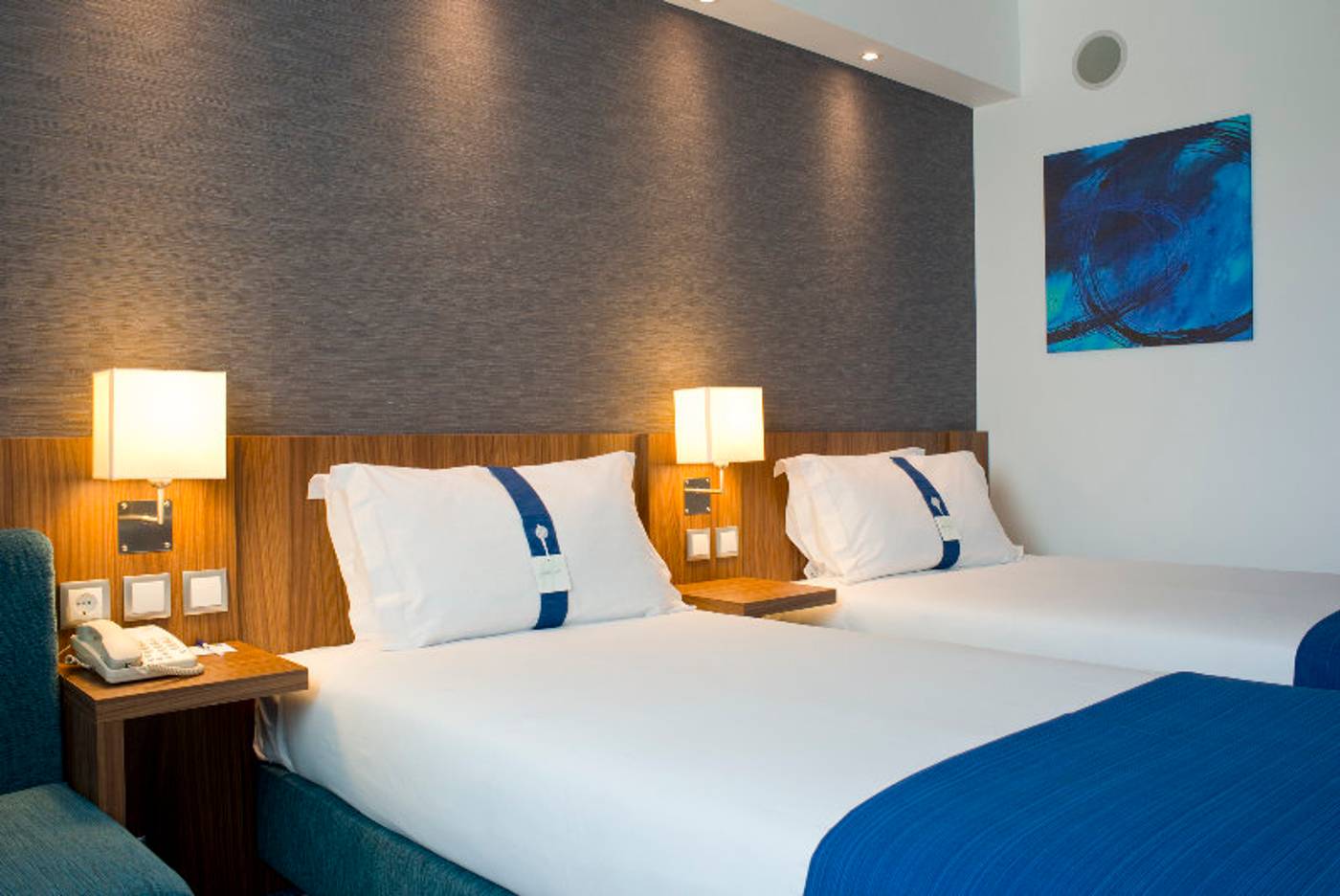 Holiday-Inn-Express-Lisbon-Alfragide-Room-24