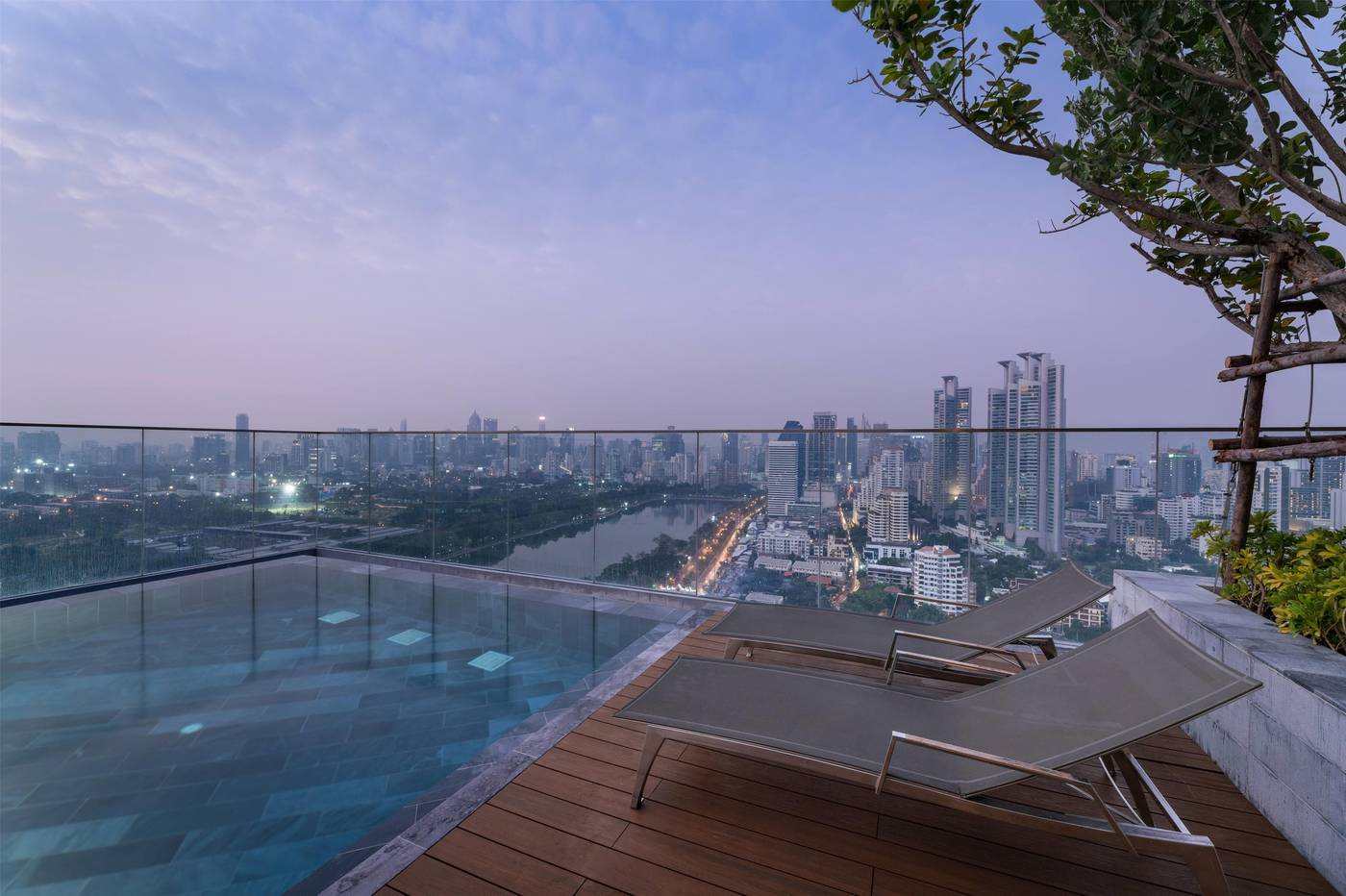 Wyndham-Bangkok-Queen-Convention-Centre-Pool-57