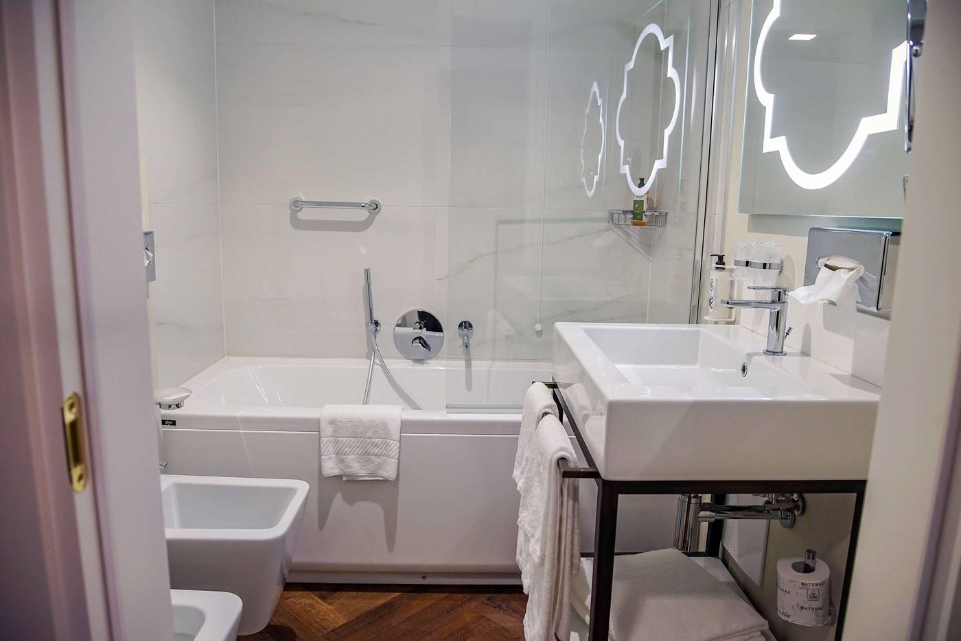 CHC-Continental--BW-Premier-Collection-Room-37