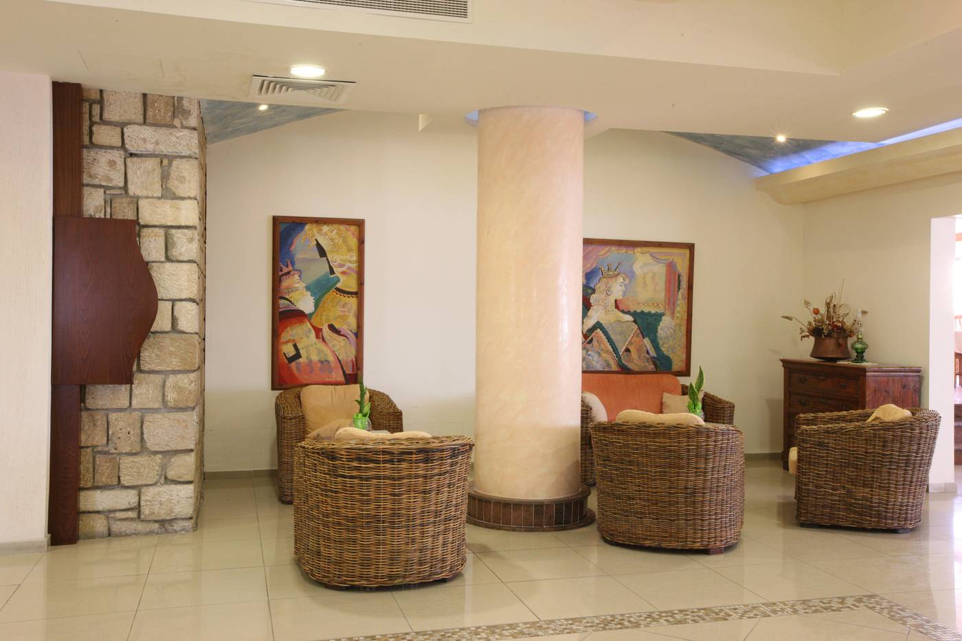 Veronica-Hotel-Lobby-33