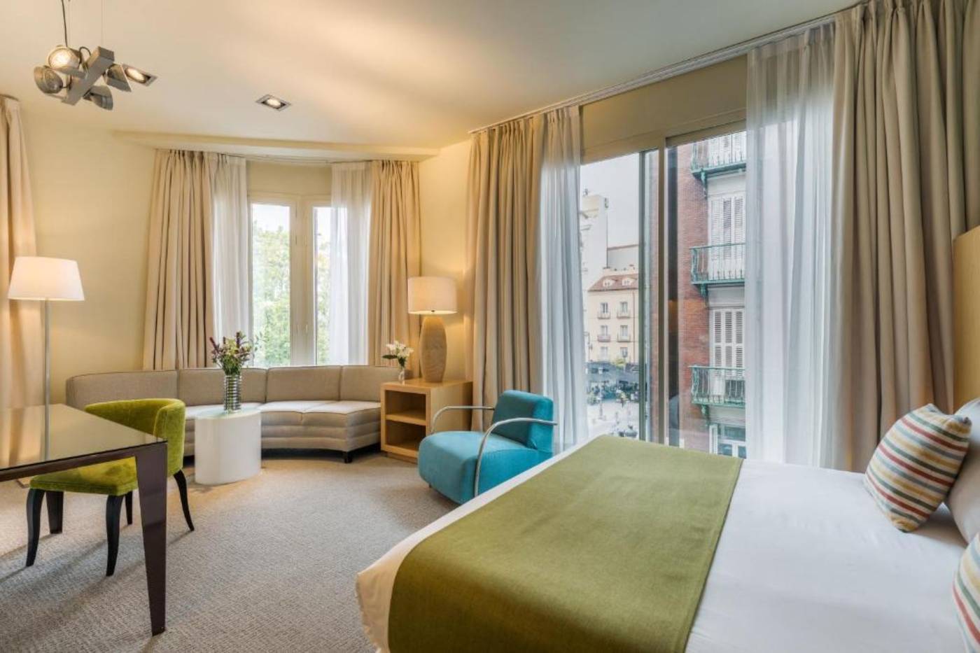 Room-Mate-Alicia-Room-24