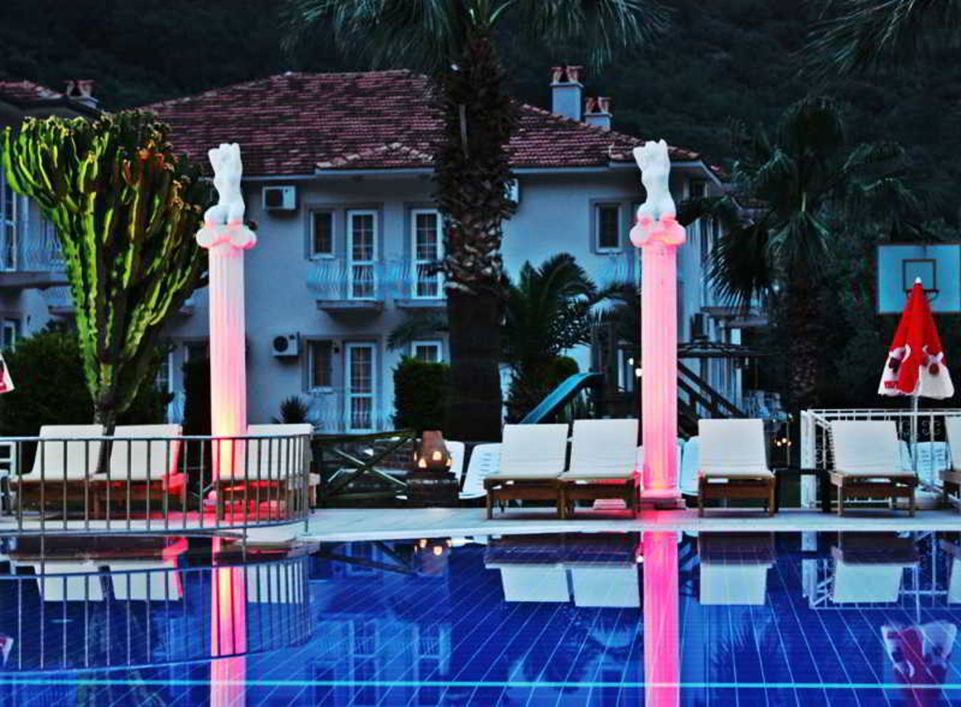 Majestic-Hotel-Pool-15