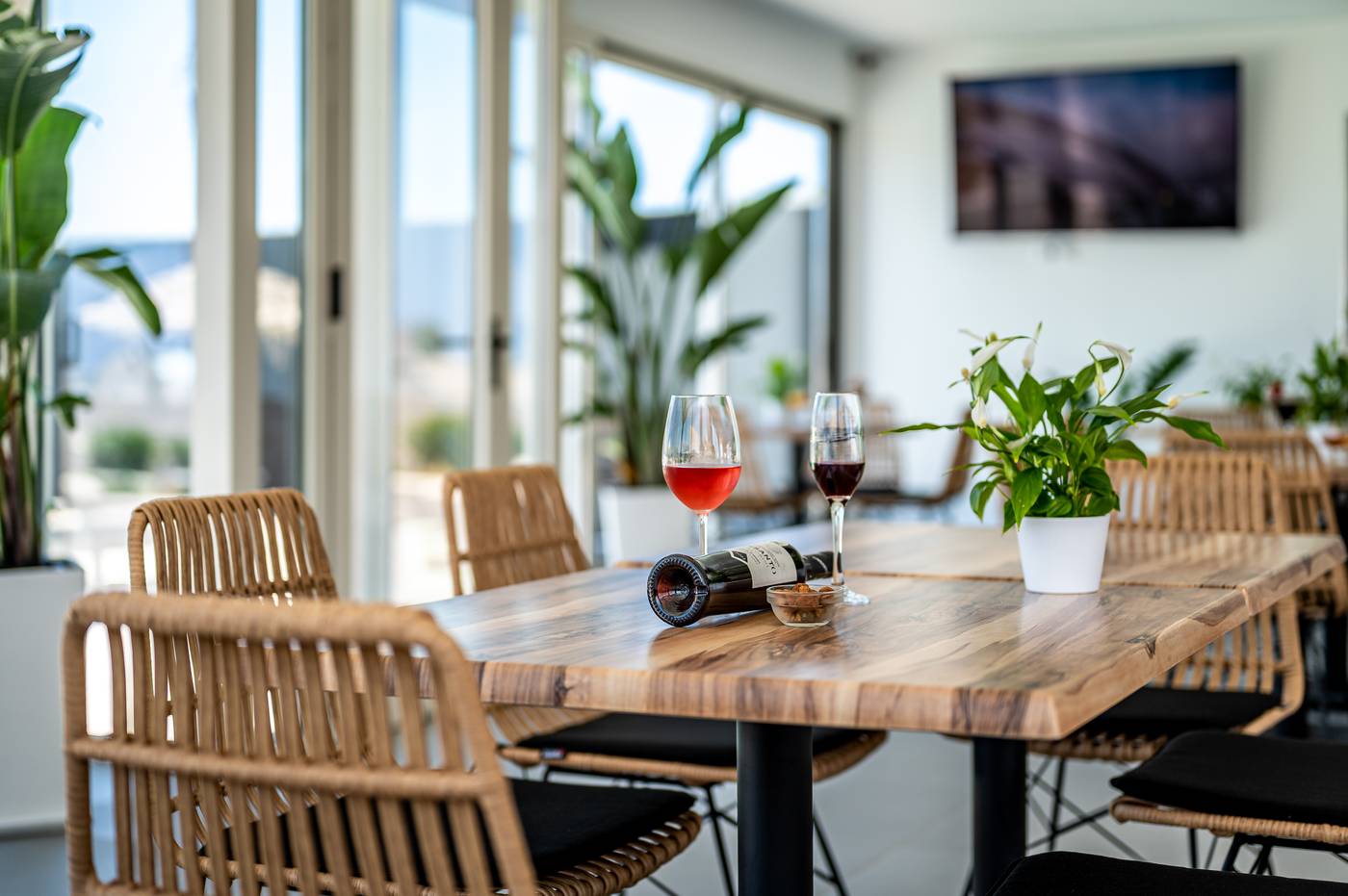 En-Plo-Boutique-Suites---Oia-Santorini-Restaurant-52