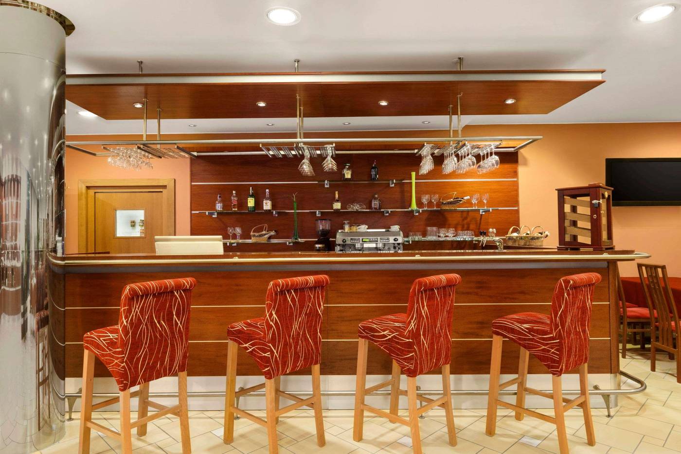 Ramada-Airport-Prague-Bar-2