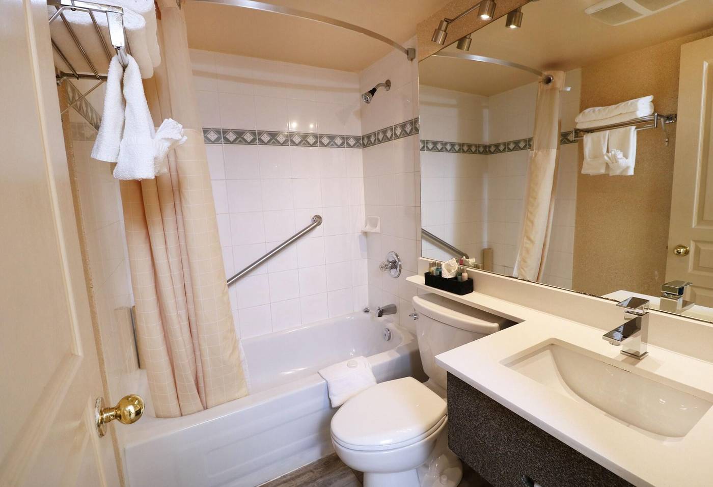 Divya-Sutra-Suites-on-Robson-Downtown-Room-35