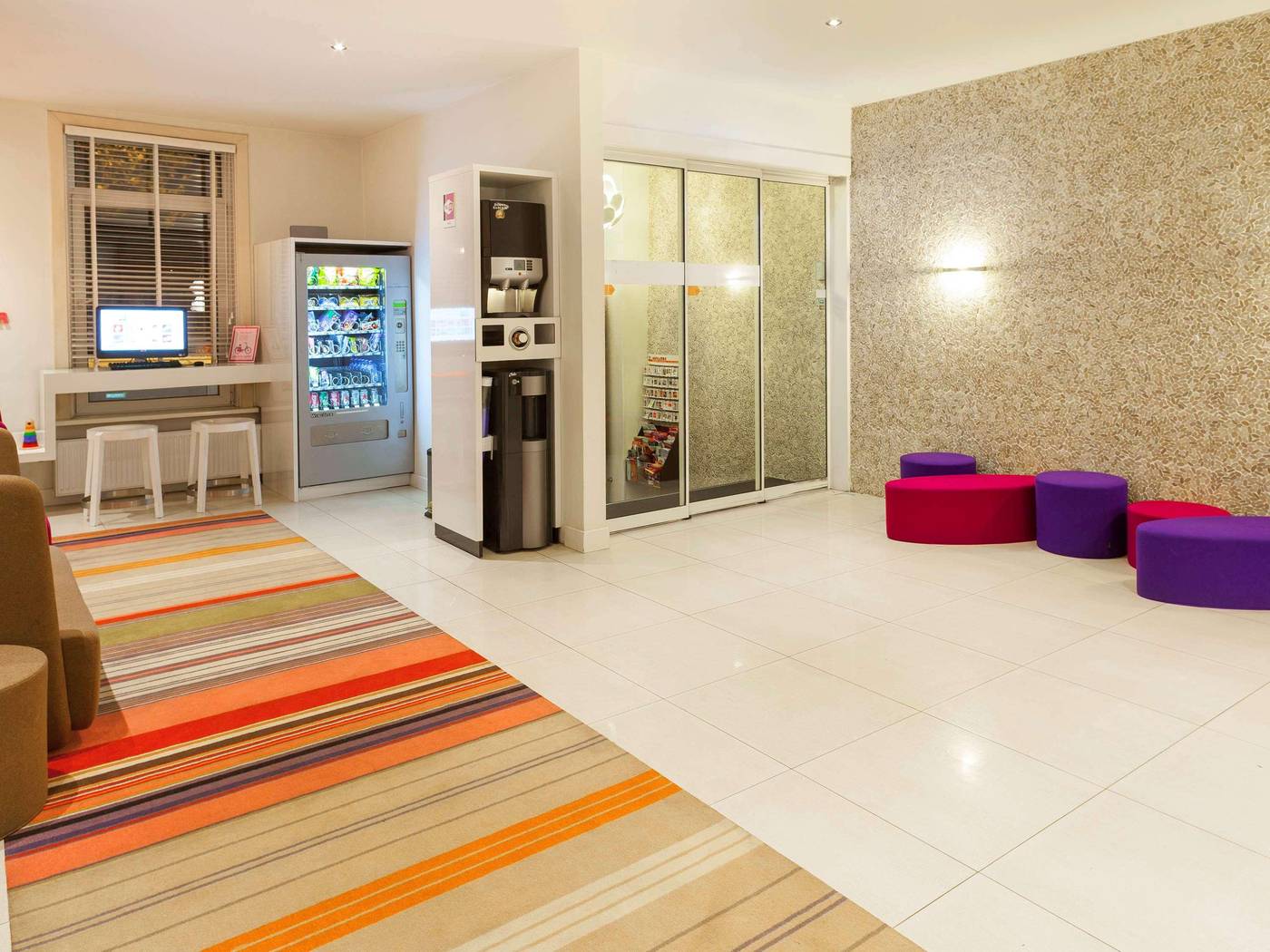 ibis-Styles-Amsterdam-Amstel-Lobby-5