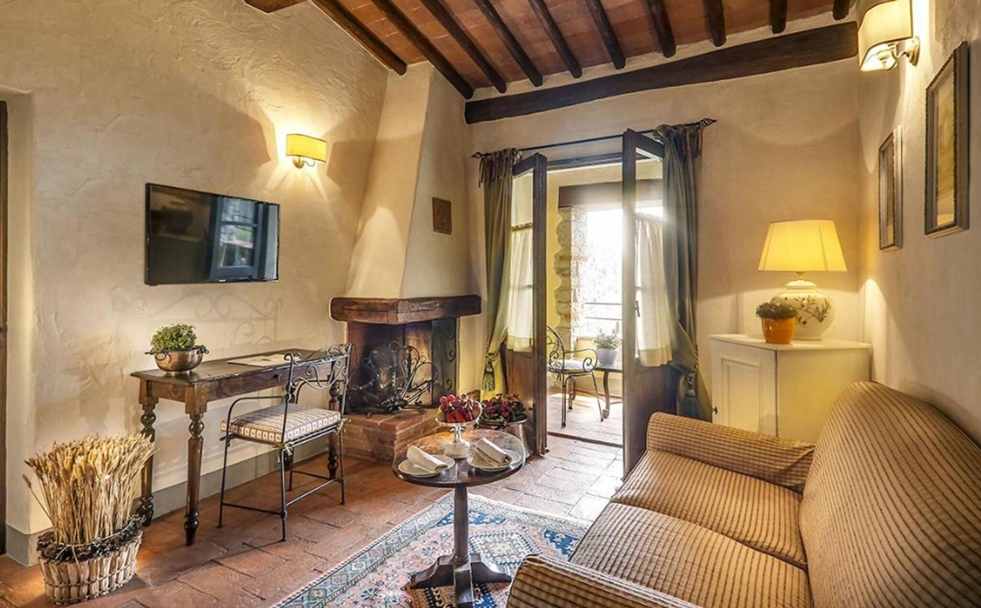 Castello-Di-Spaltenna-Room-9