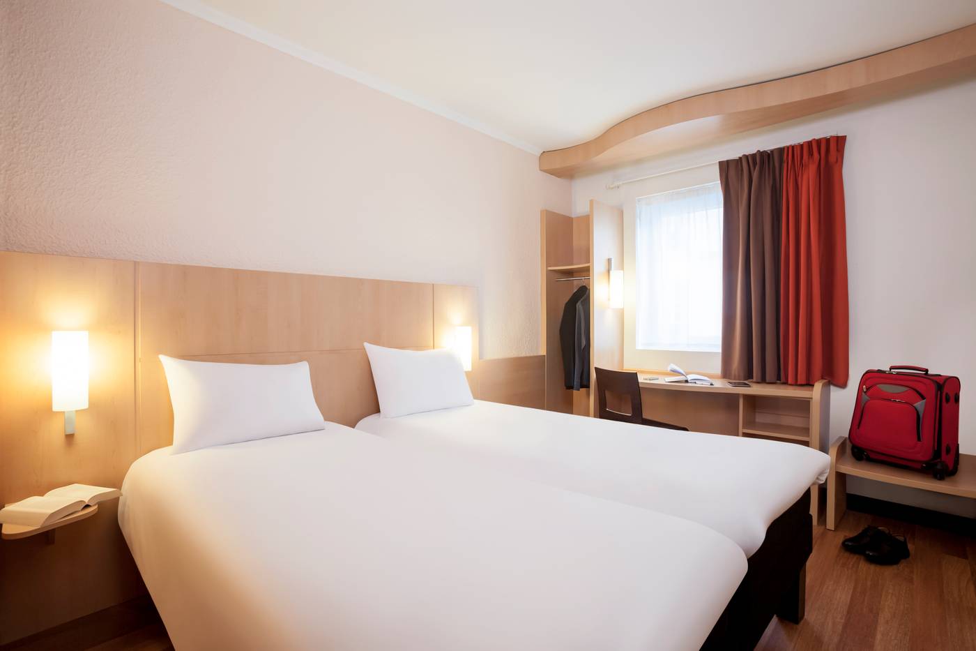 Ibis-Paris-Maine-Montparnasse-14th-Hotel-Room-25