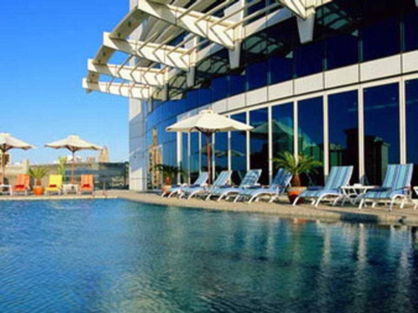 Tamani-Marina-Hotel-and-Hotel-Apartment-Pool-3