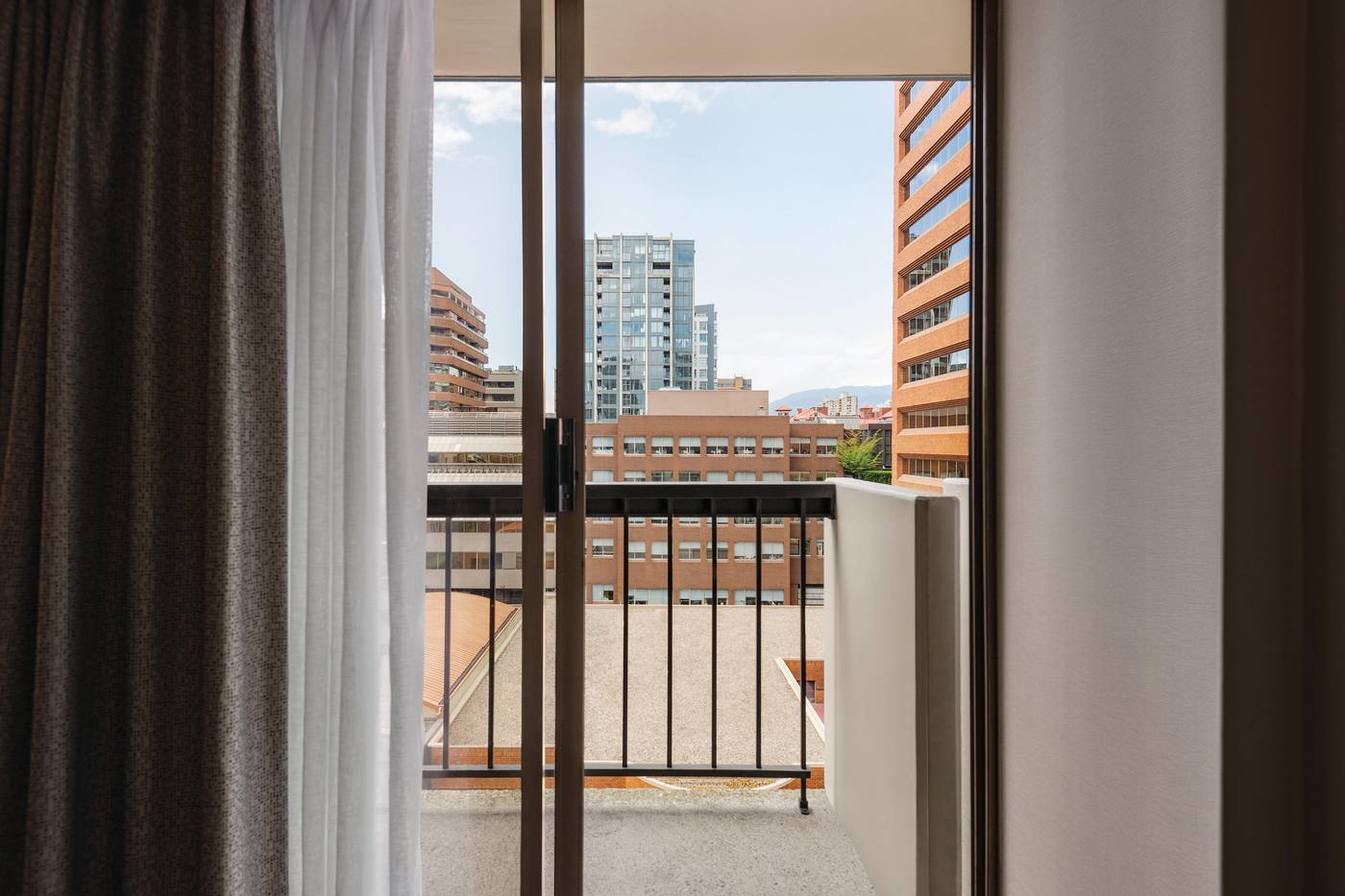 Holiday-Inn-Hotel-and-Suites-Vancouver-Downtown-General-view-6