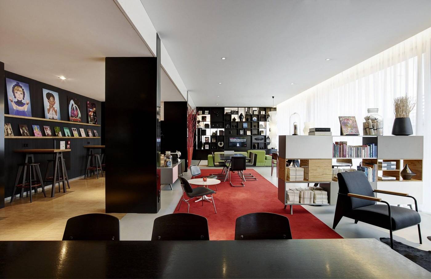 Citizenm-Schiphol-Airport-Hotel-Lobby-7