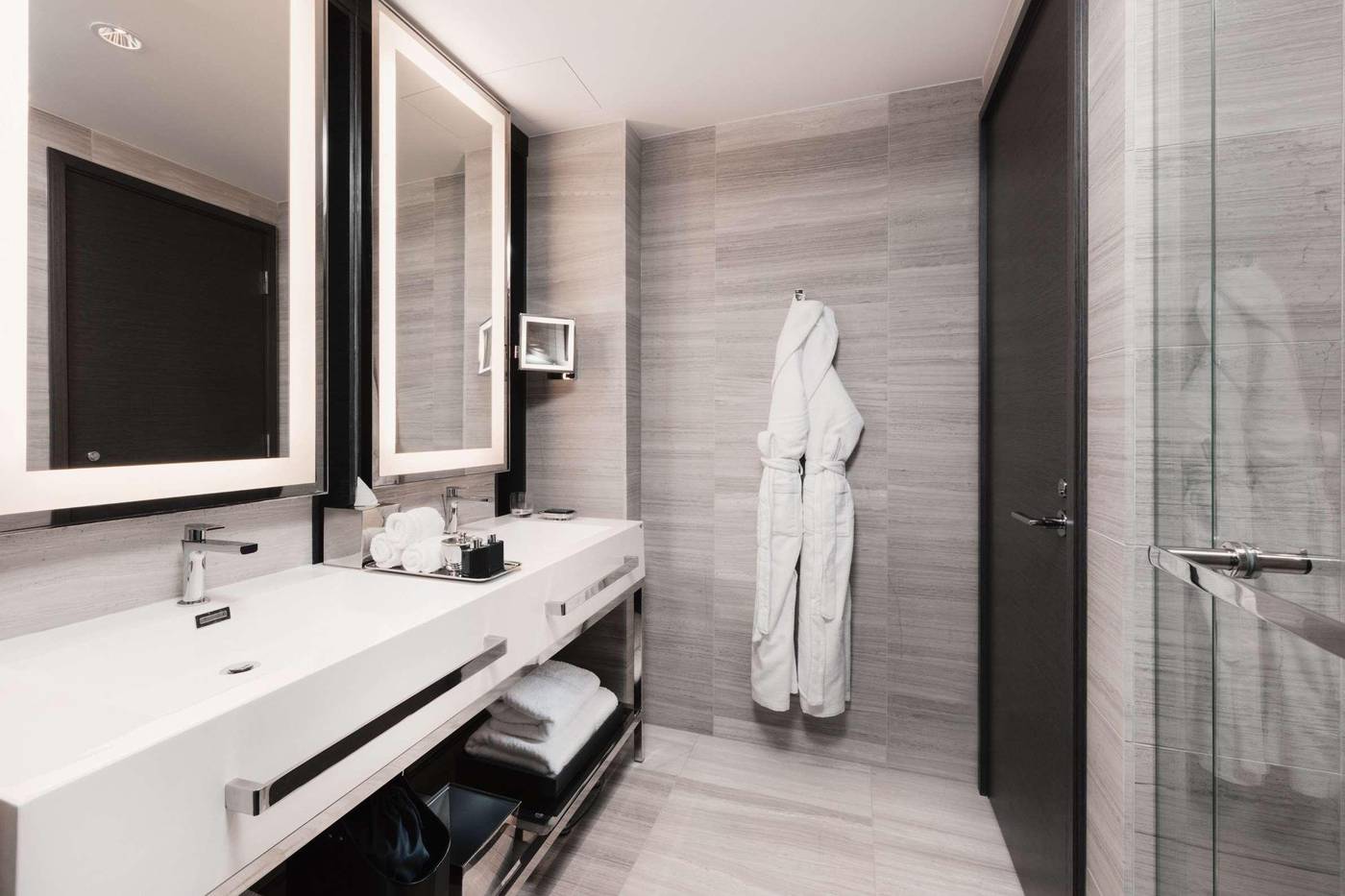 Paradox-Hotel-Vancouver-Room-48