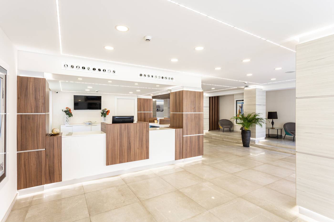 Aparthotel-Veramar-Lobby-60