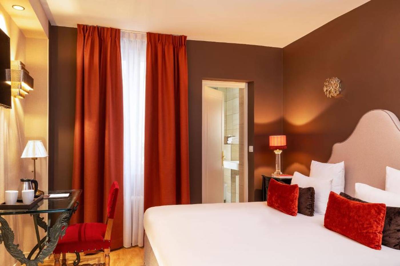 Hotel-Des-Deux-Continents-Room-20