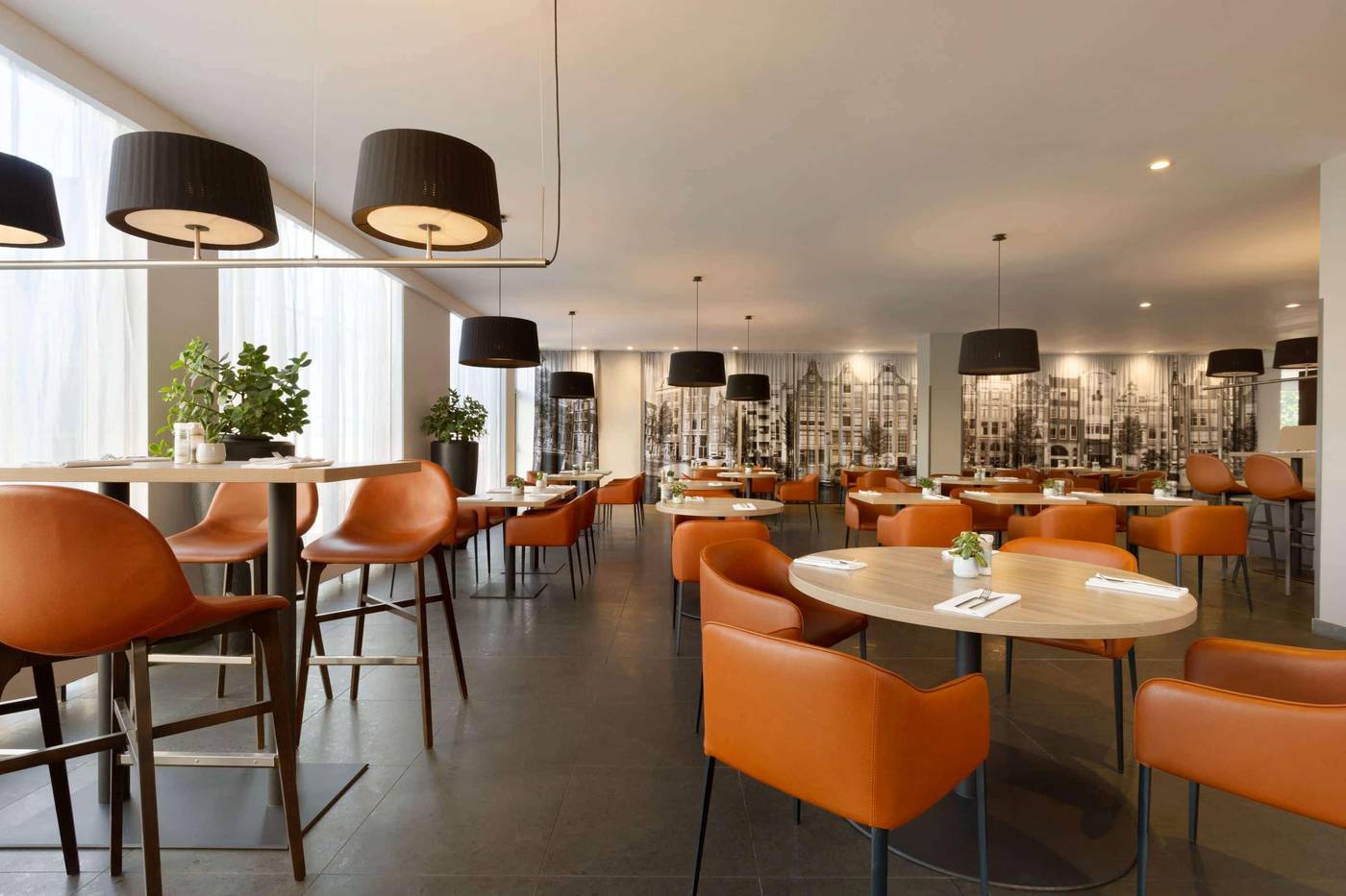 Ramada-by-Wyndham-Amsterdam-Airport-Schiphol-Restaurant-5