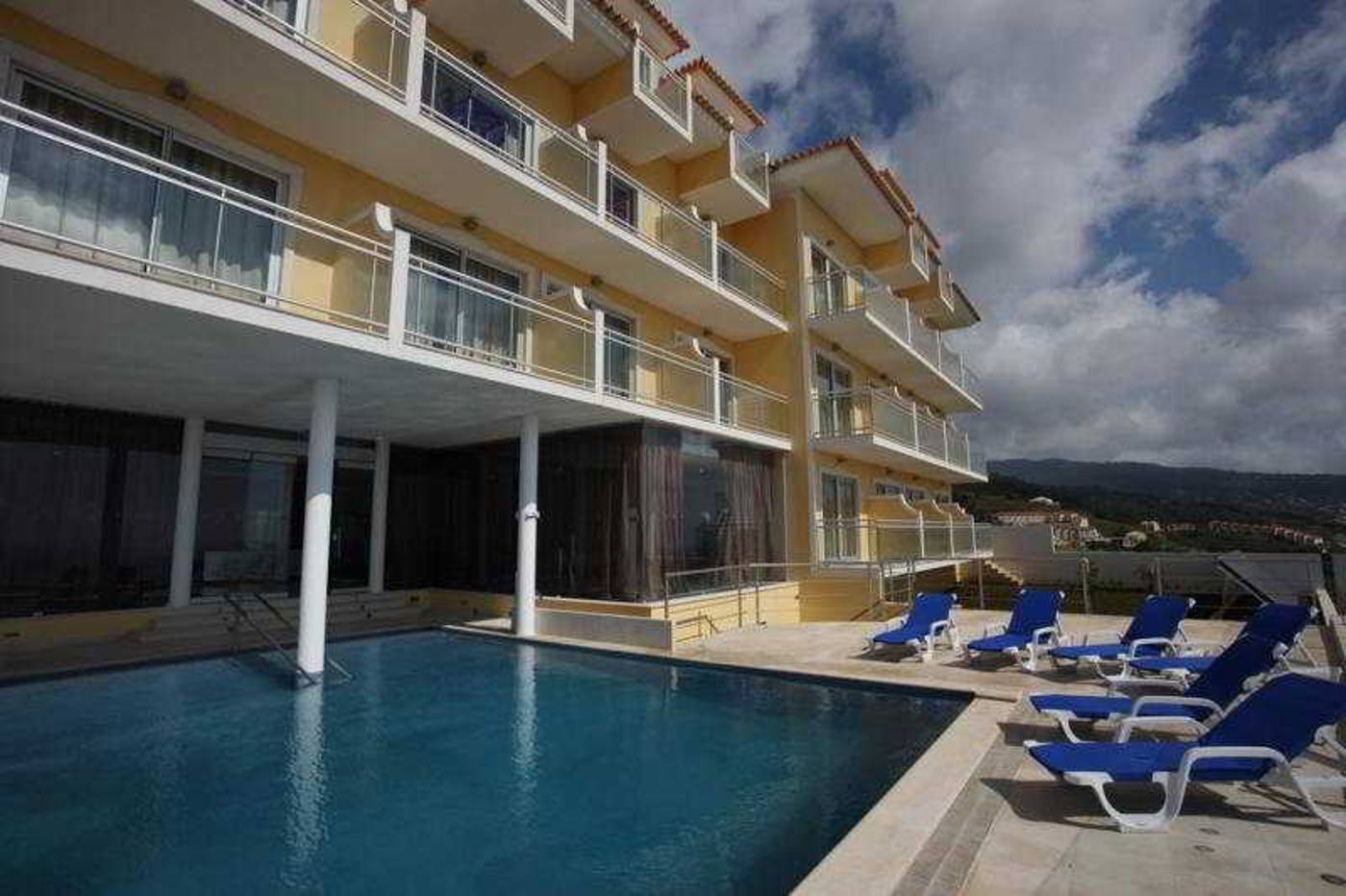 Hotel-Apartamentos-Baia-Brava-Pool-1
