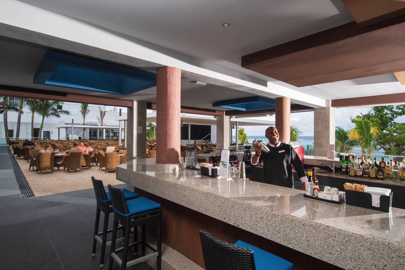 Riu-Ocho-Rios-All-Inclusive-Bar-43