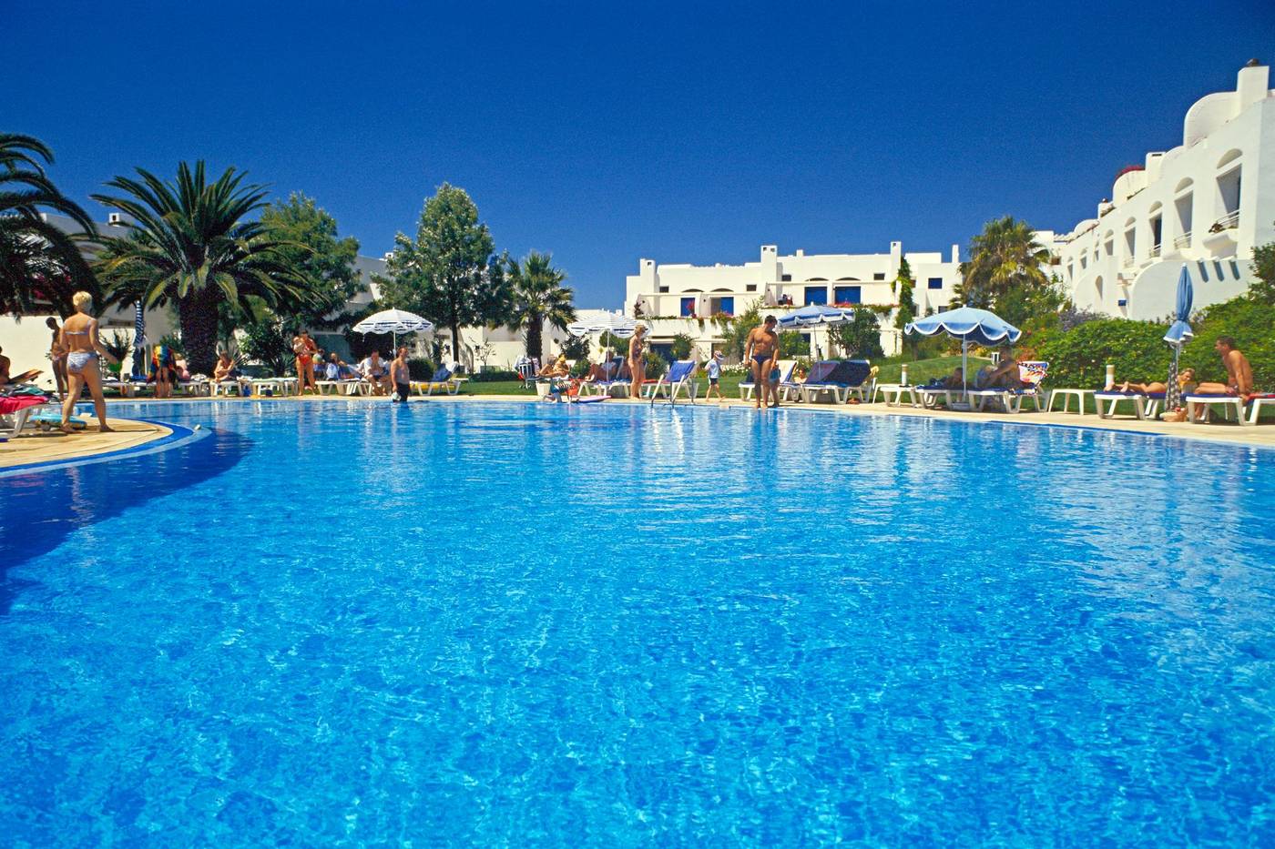 Cheerfulway-Alto-do-Moinho-Apartamentos-Pool-2