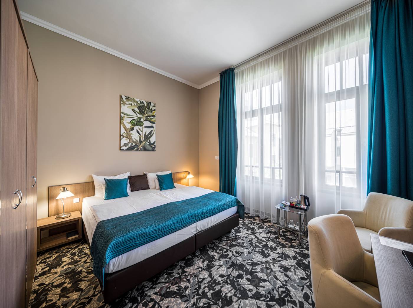 Queen-Elizabeth-Hotel-Room-2