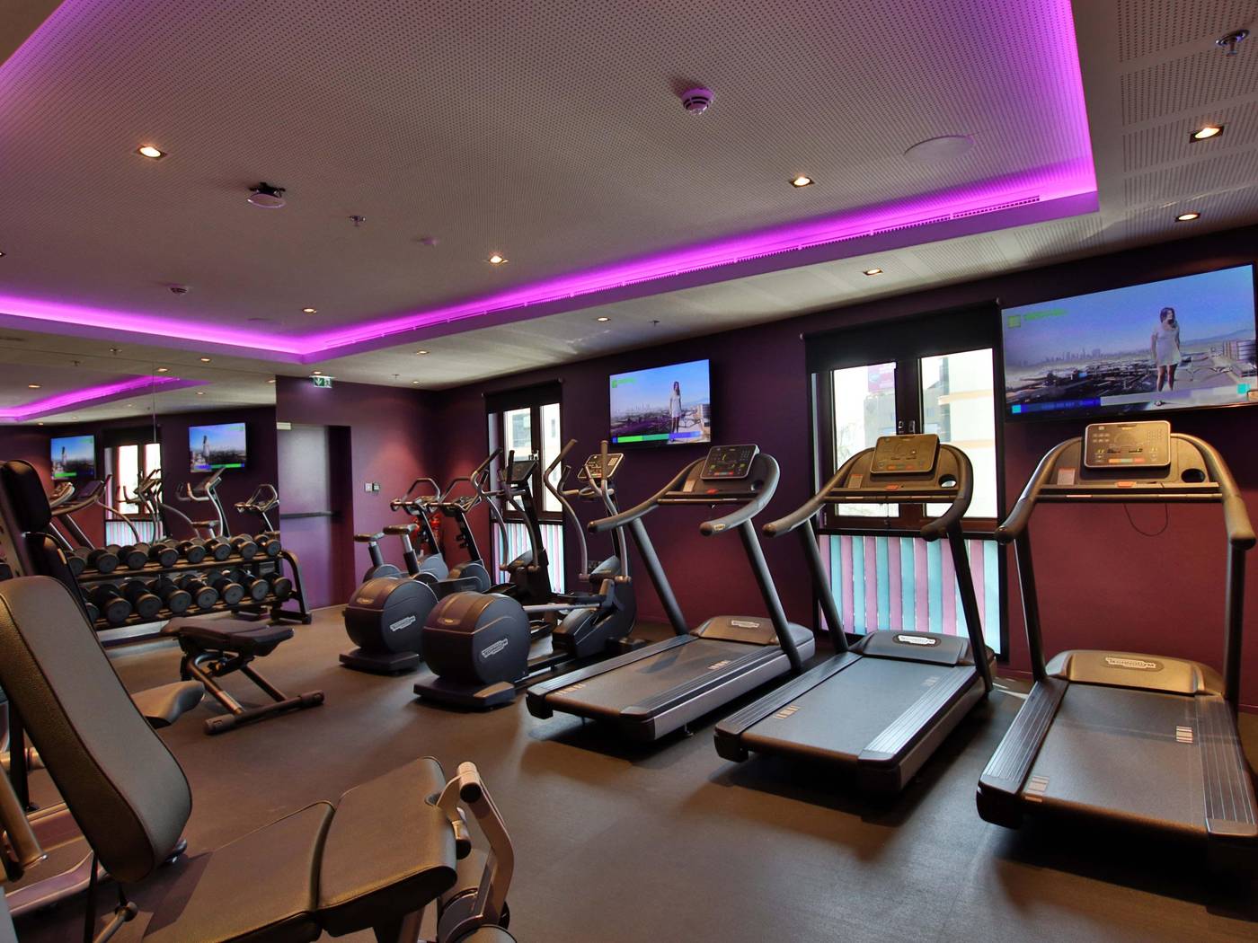 Movenpick-Bur-Dubai-Sports-and-Entertainment-72