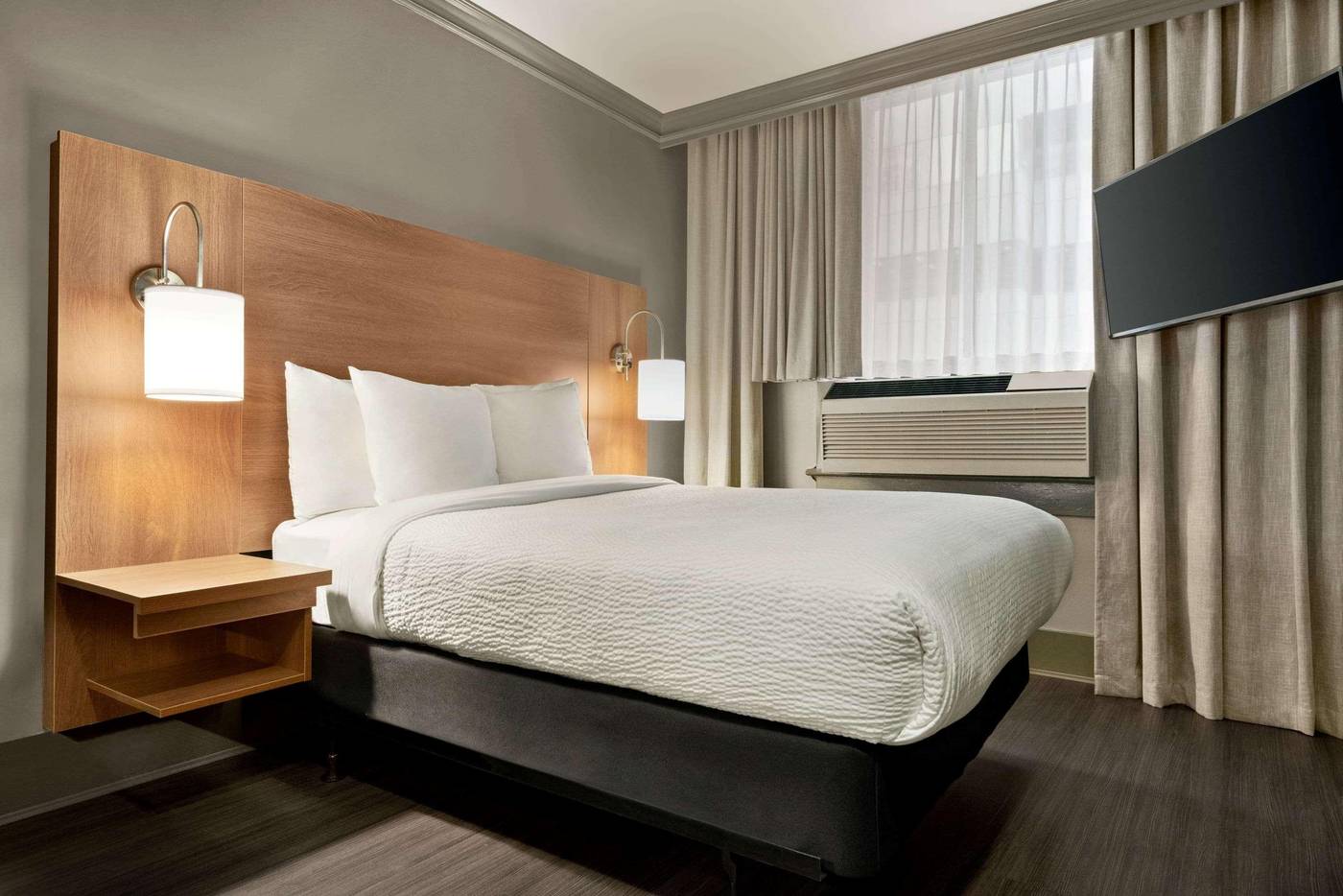 Days-Inn-by-Wyndham-Vancouver-Downtown-Room-18