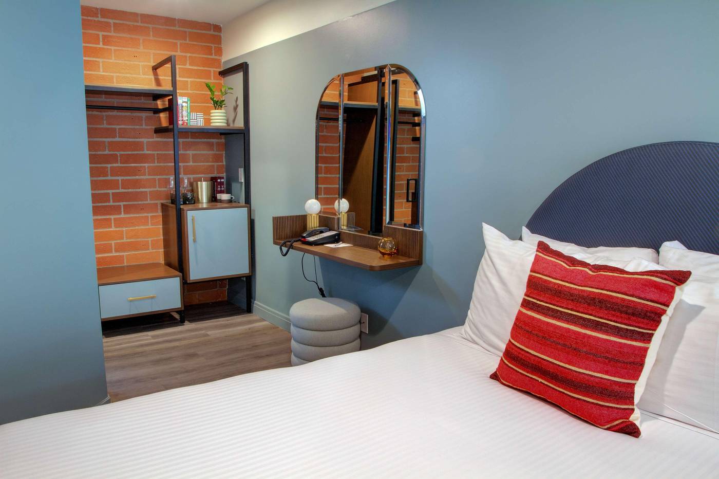 Best-Western-Plus-Hollywood-Hills-Room-11