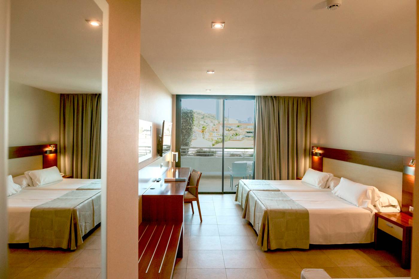 Deloix-Aqua-Center-Hotel-Room-30