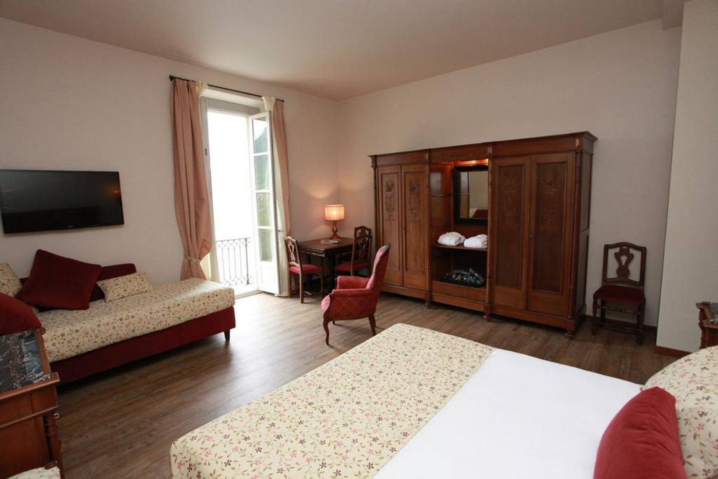 Hotel Royal Victoria-Italy-VARENNA-General view-10