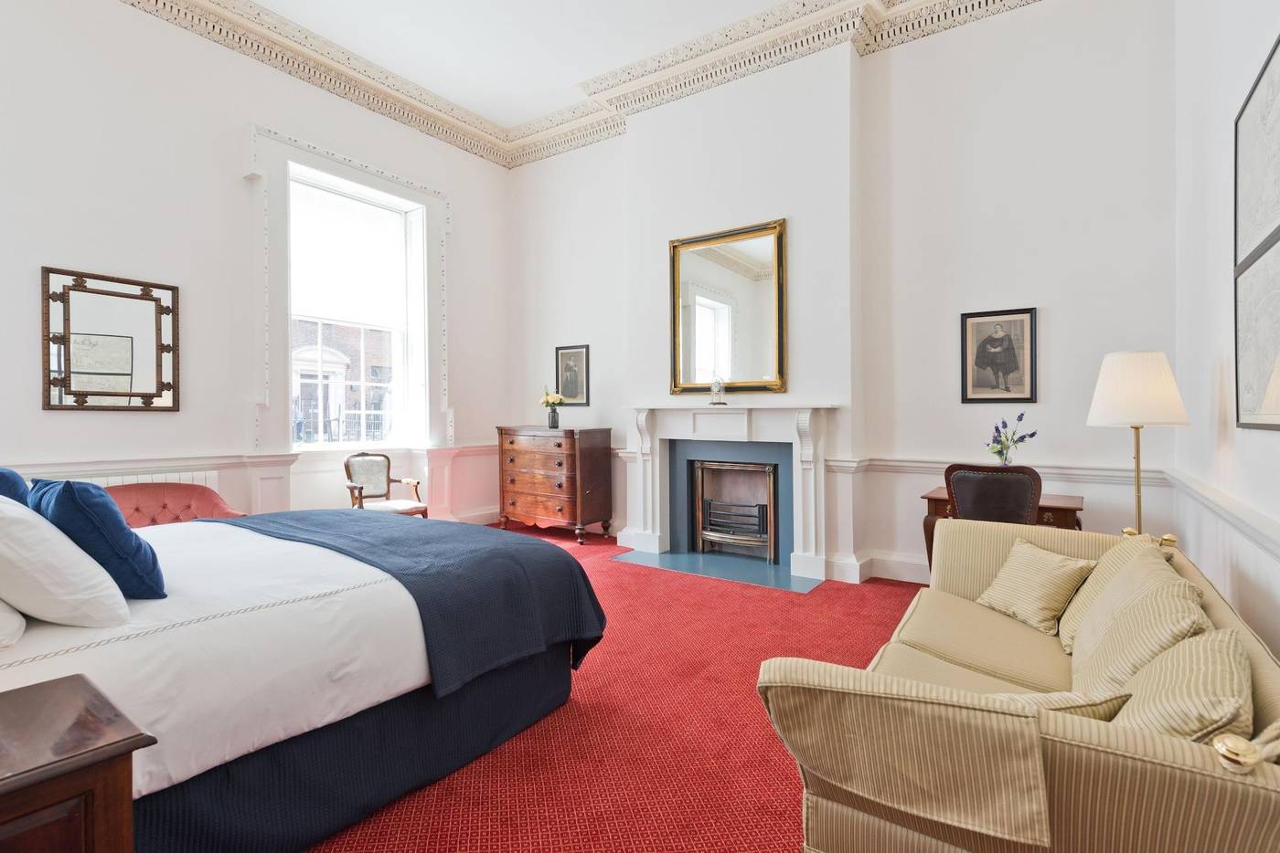 Henrietta-Suites-City-Centre-Room-2