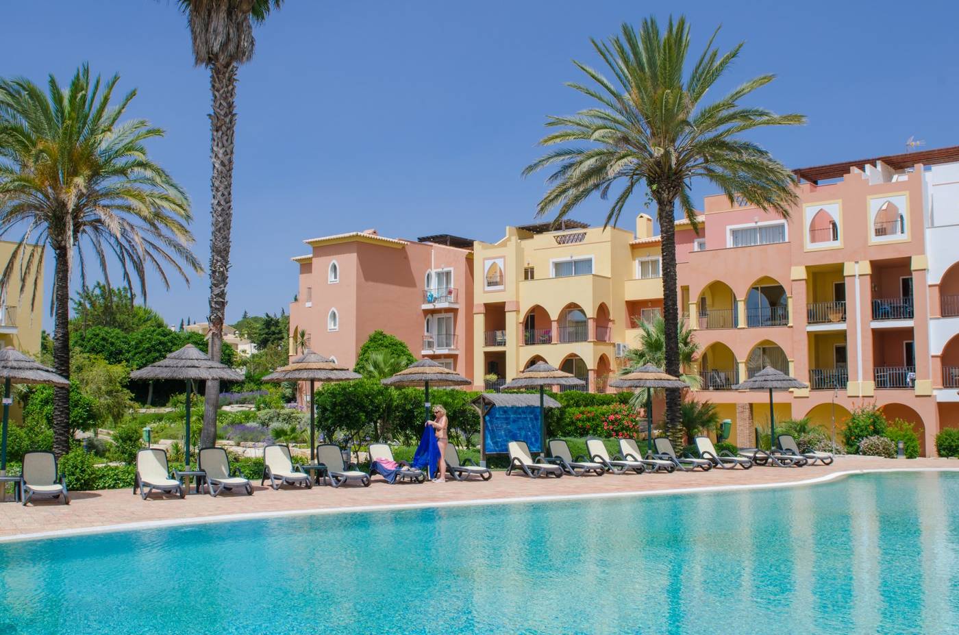 Jardim-da-Meia-Praia-Pool-2