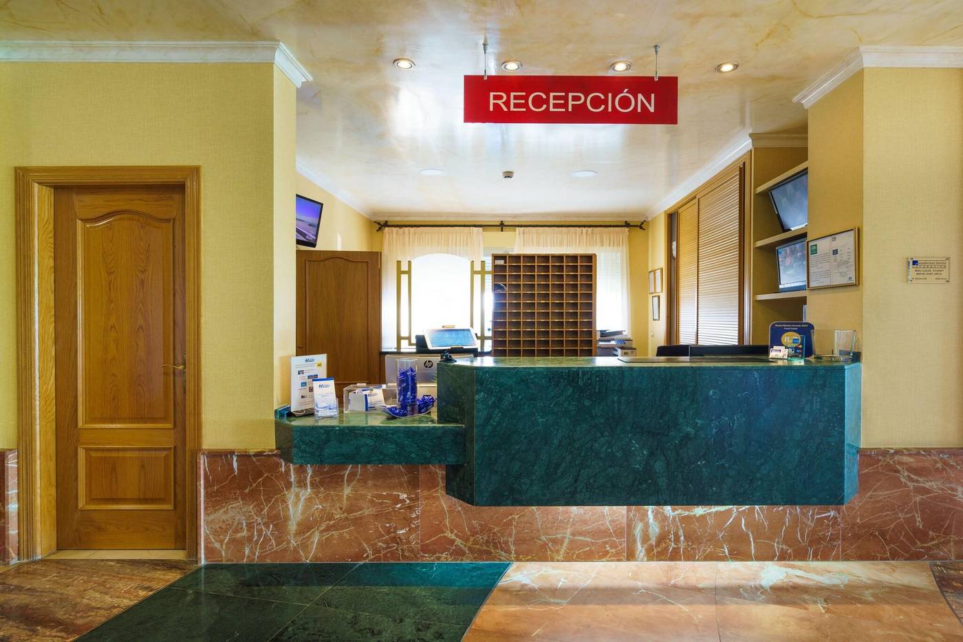 Isabel-Lobby-67