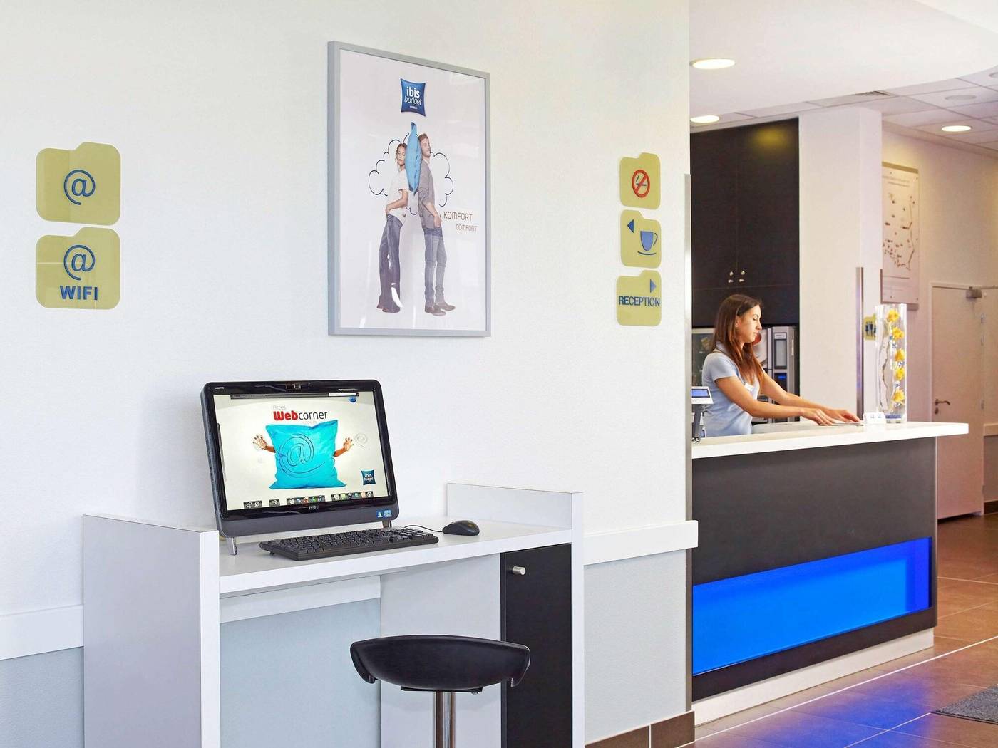 ibis-budget-Warszawa-Reduta-Lobby-4