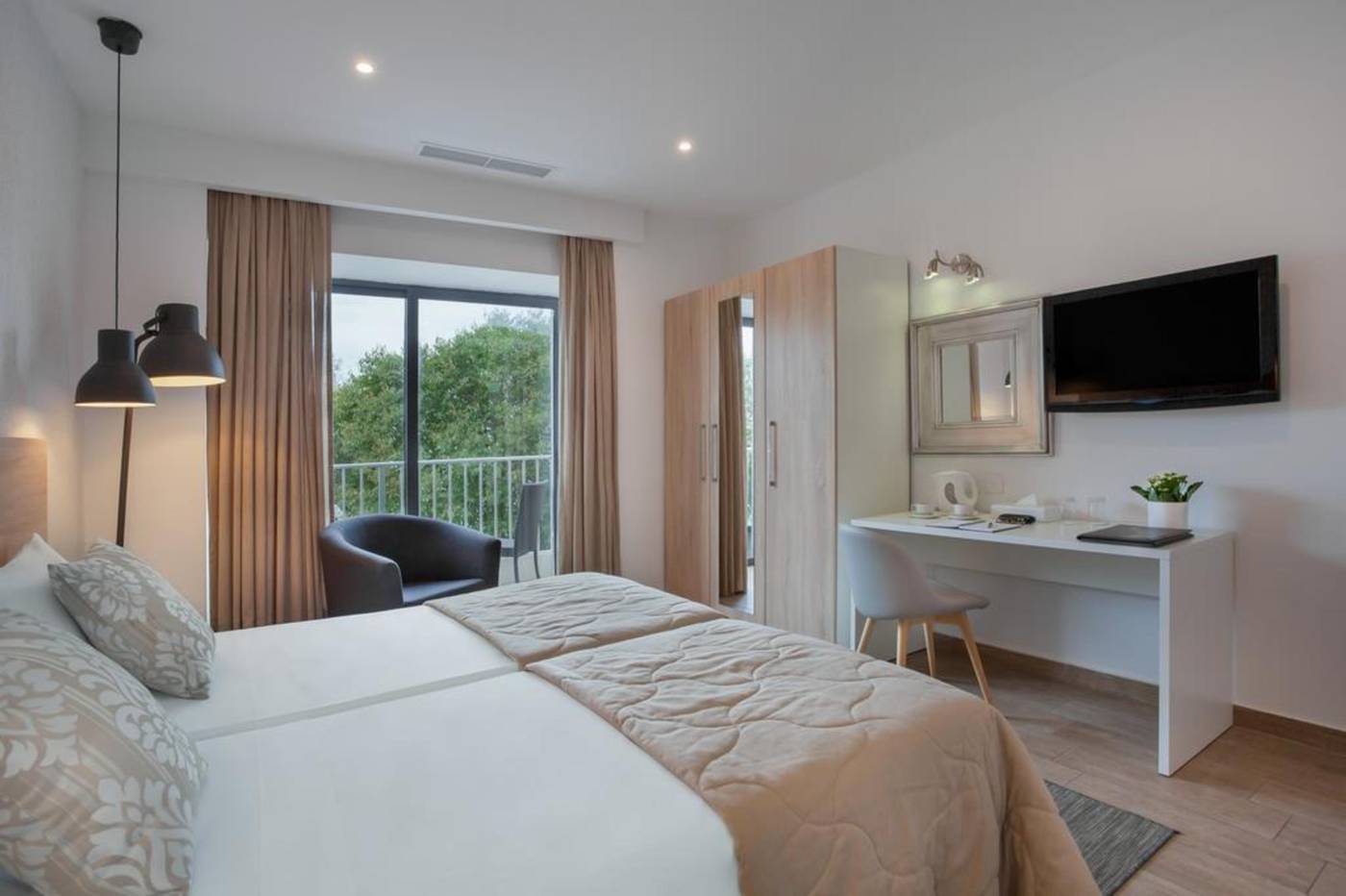 The-Plaza-and-Plaza-Regency-Hotels-Room-13