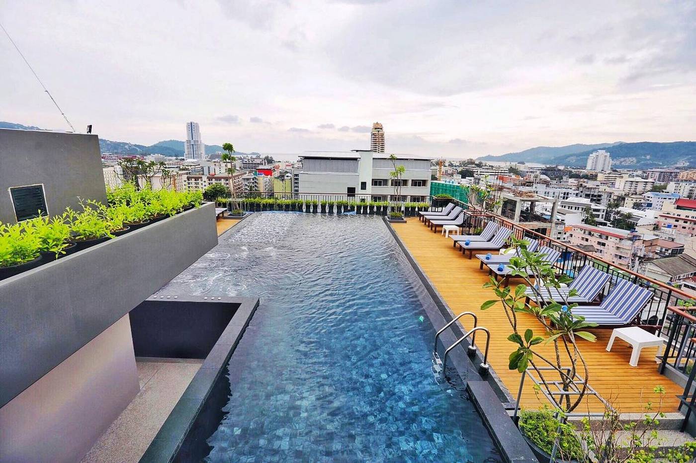 Rak-Elegant-Hotel-Patong-Pool-2