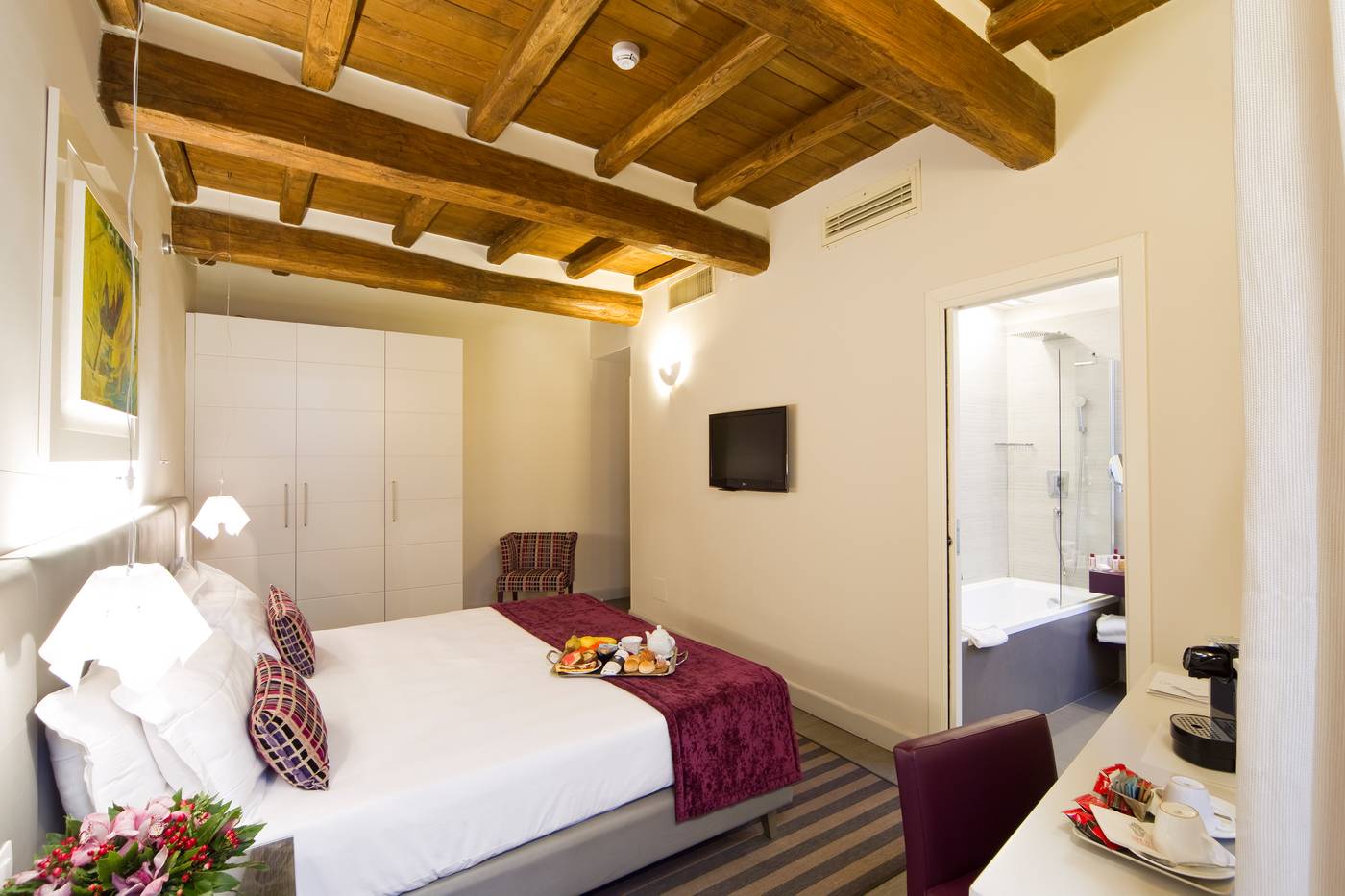Trevi-Palace-Luxury-Inn-Room-12