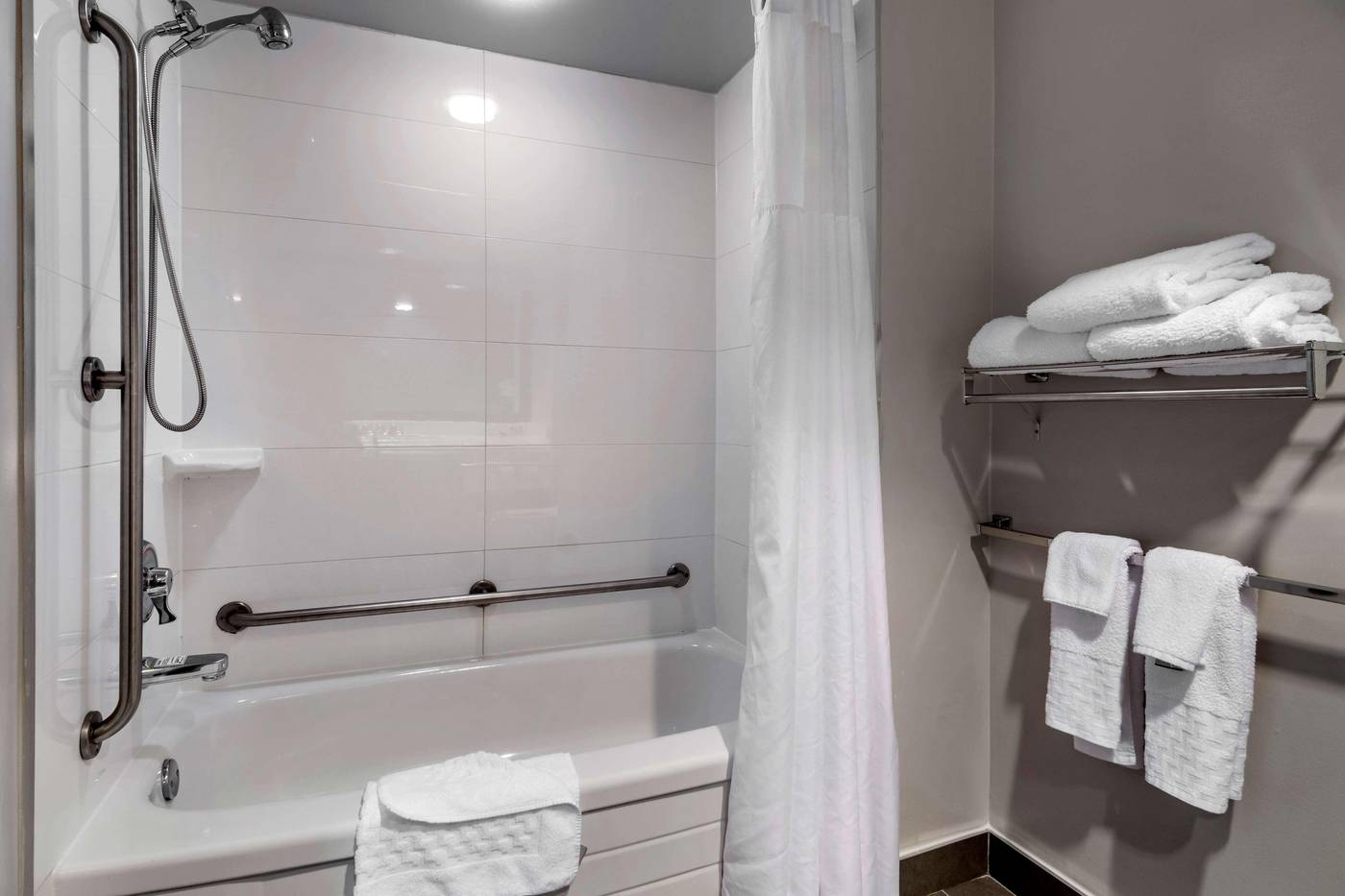 Best-Western-Plus-Vancouver-Airport-Hotel-Room-41