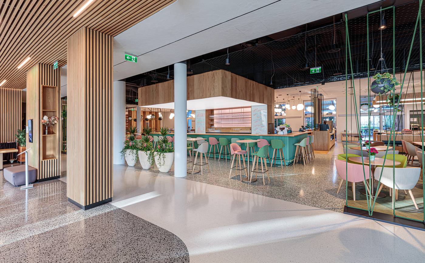 Holiday-Inn-Prague-Congress-Centre-Lobby-7