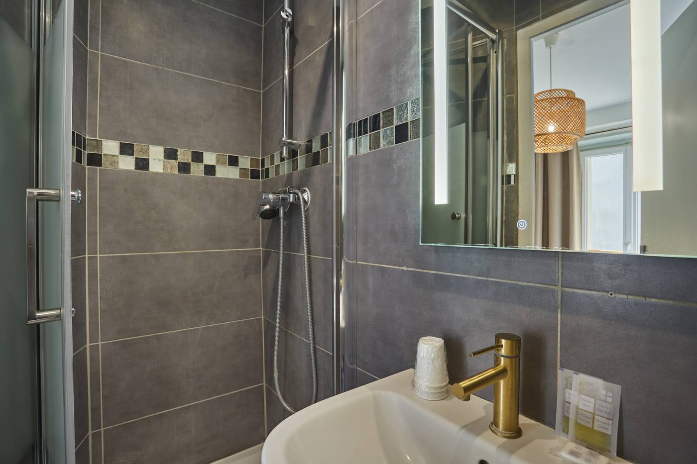 Hipotel-Paris-Gare-Du-Nord-Merryl-Room-12