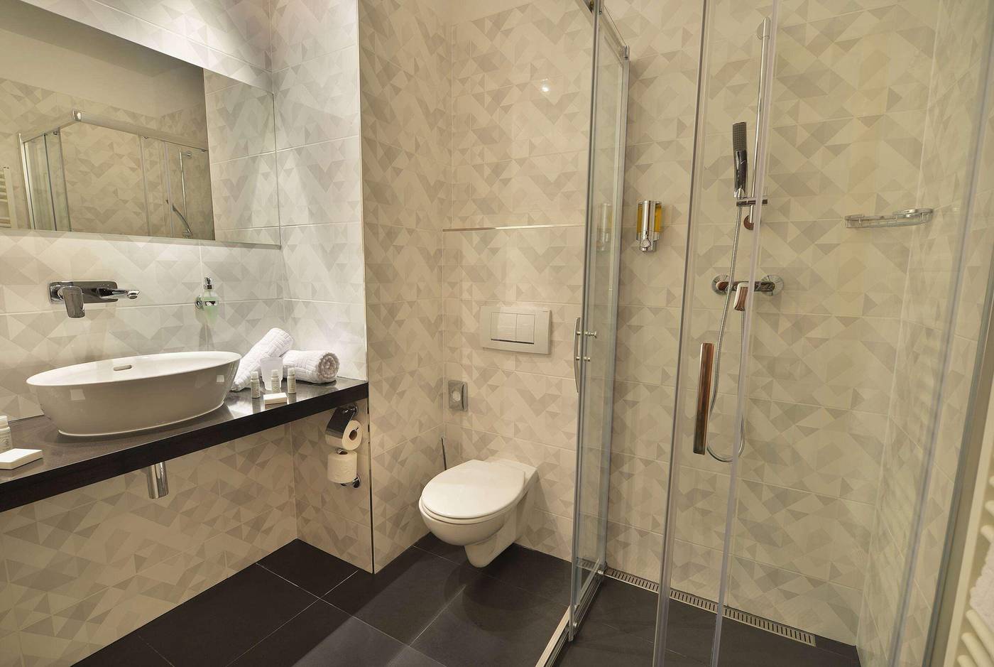 Ramada-Airport-Prague-Room-13