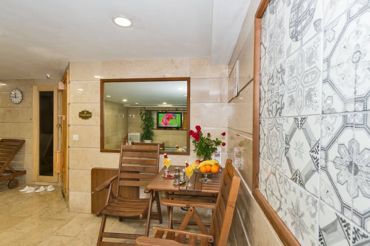 Darkmen-Hotel-Pool-46