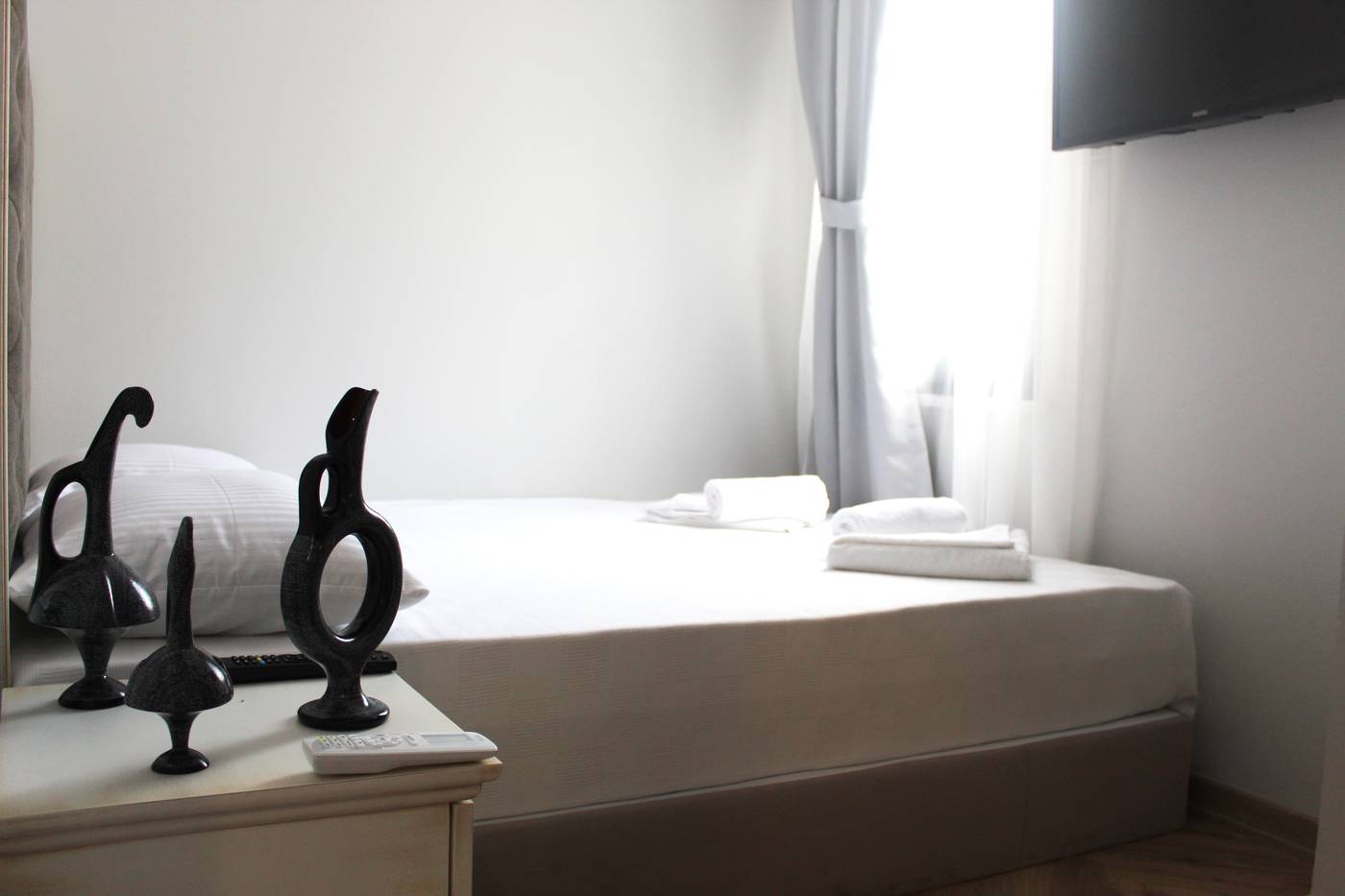 Good-Night-Hotel-Room-29