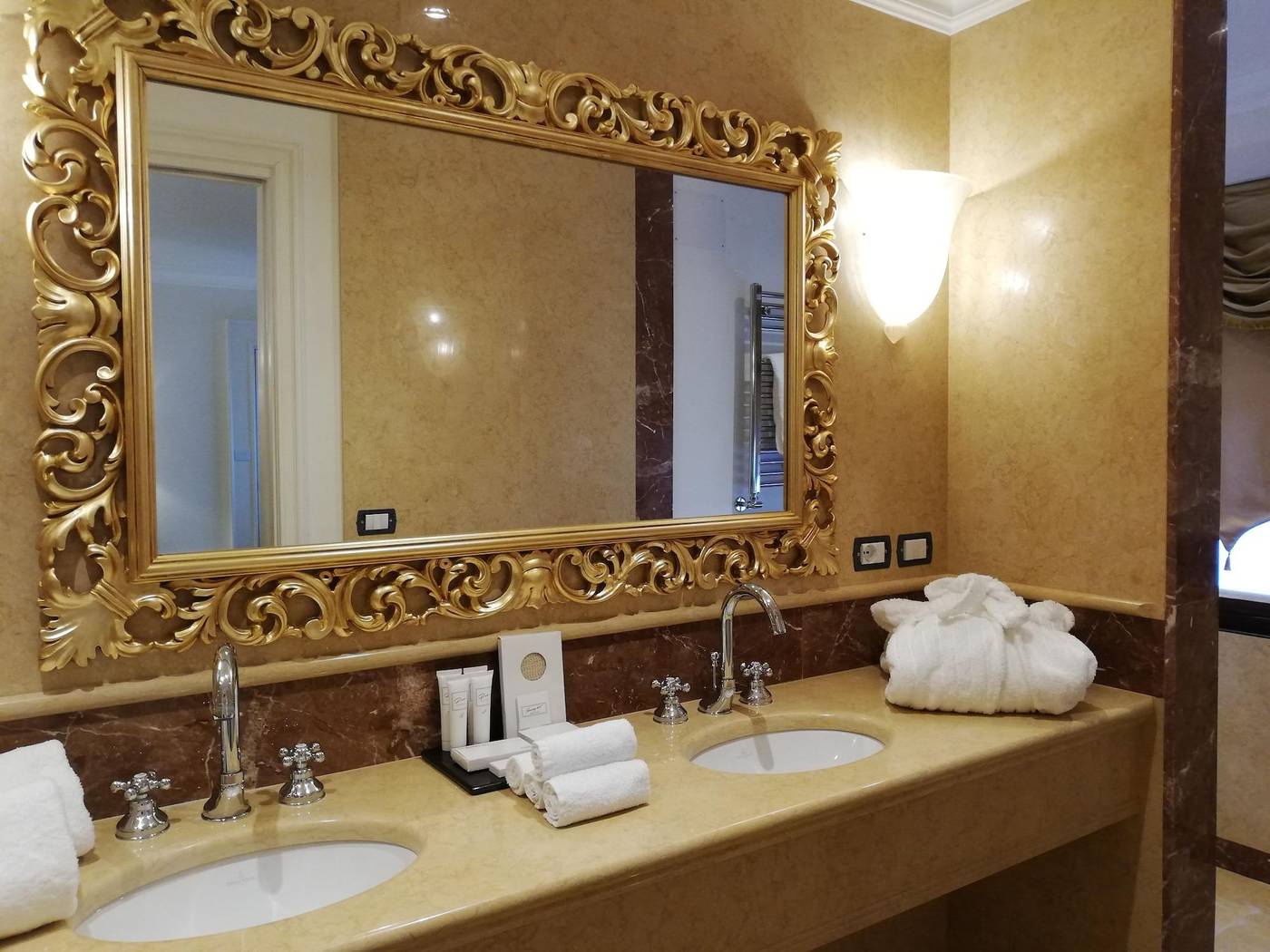 Ca-Bonfadini-Historic-Experience-Room-47