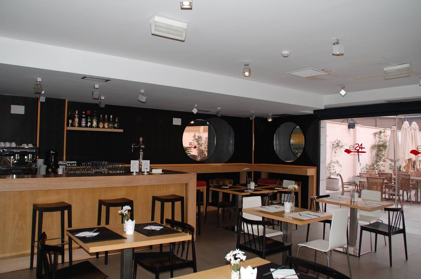 Eco-Alcala-Suites-Bar-10