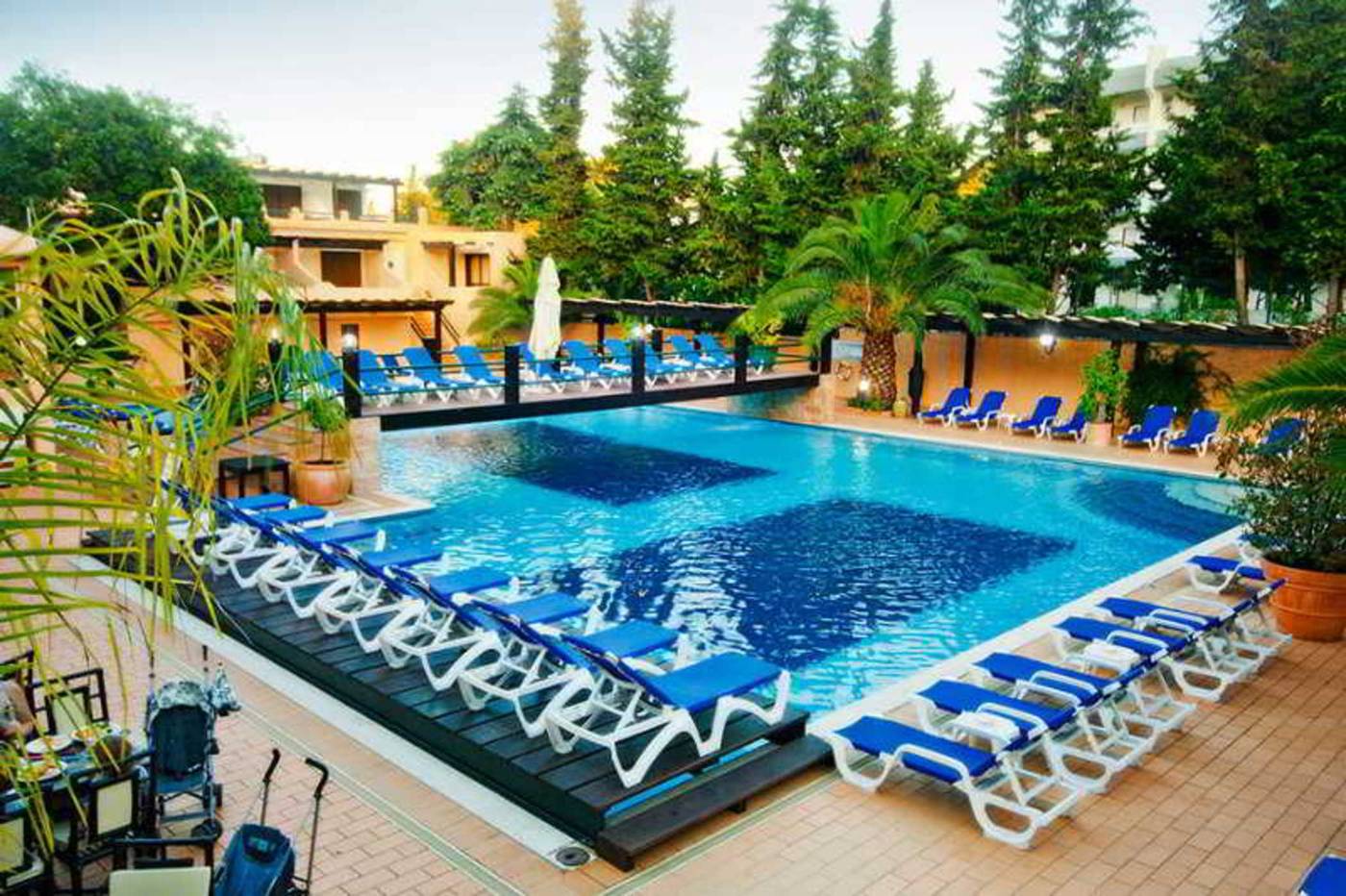 Apartamentos-da-Balaia-Pool-6